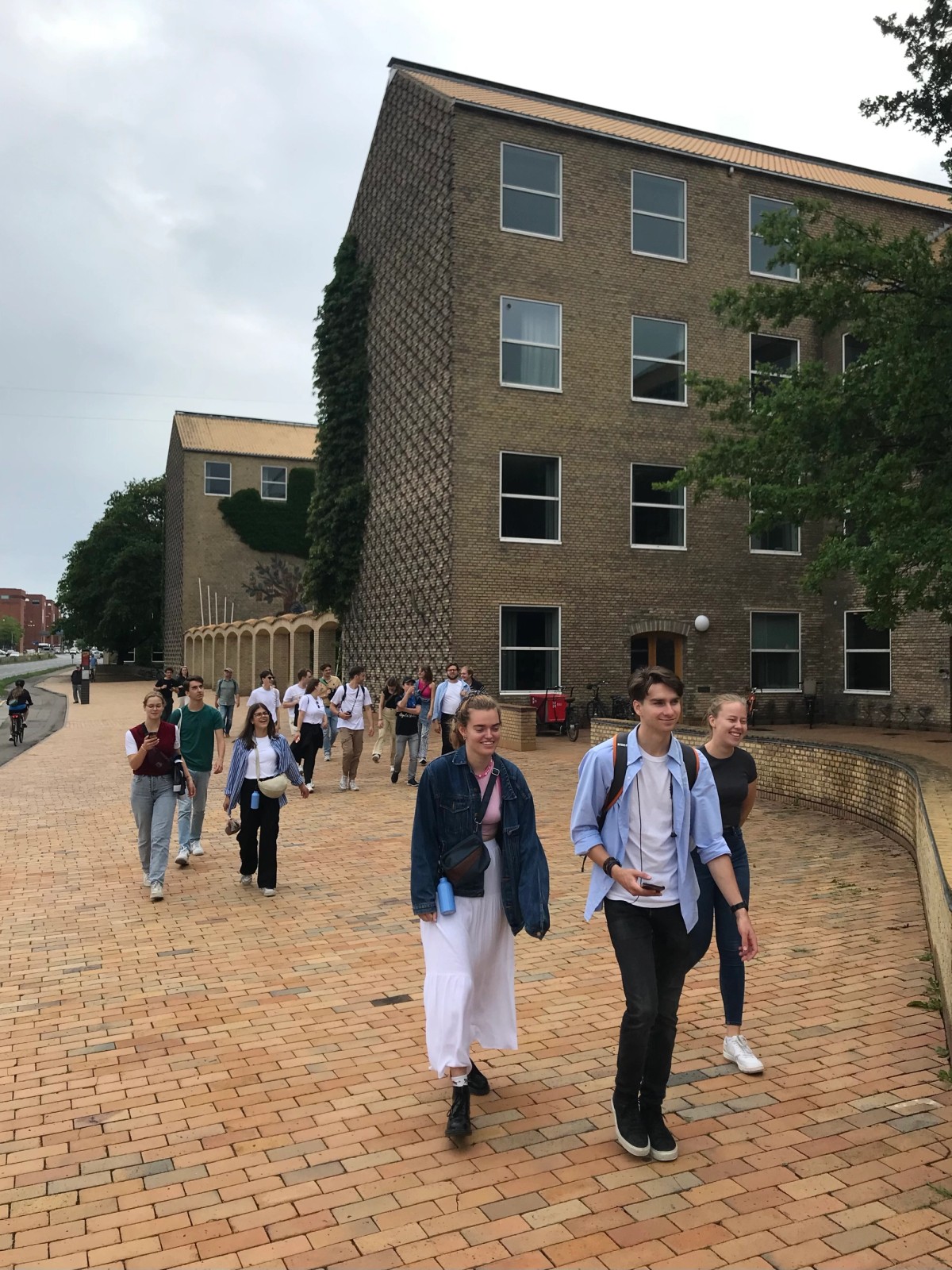 Ill. 1. BK BSc. students after perceiving Aarhus University campus, during their STYLOS BIG TRIP 2023 to Denmark, Norway, and Sweden. Travelling lecturers: Paul Kuitenbrouwer and Chris Smith. Photo by the author.