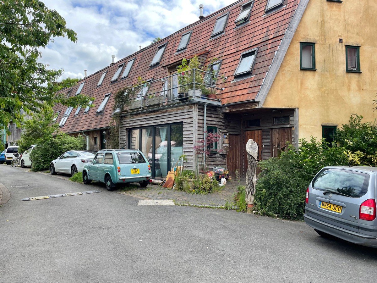 Ill. 2. Den tidligere lagerbygning er indrettet som boliger i 3 etager. Biler lige til døren er vigtigt for beboerne