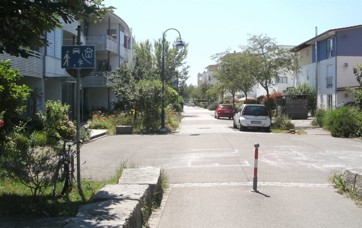 Ill. 5. “Home zone” street with associated sign in Vauban. Photo: Glen Koorey.