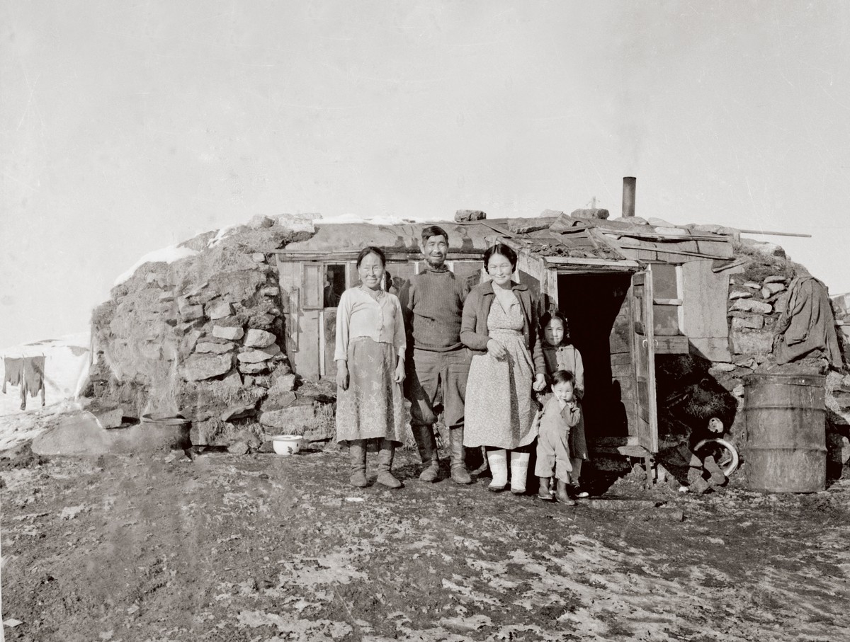 Ill. 1. Nora og Paulus Pápe med deres datter og børnebørn uden for familiens hus på bopladsen Qernertivartiit midt i 1950’erne. Foruden disse boede der yderlige en søn og en datter og to svigersønner i huset, og dertil nogle flere børnebørn.