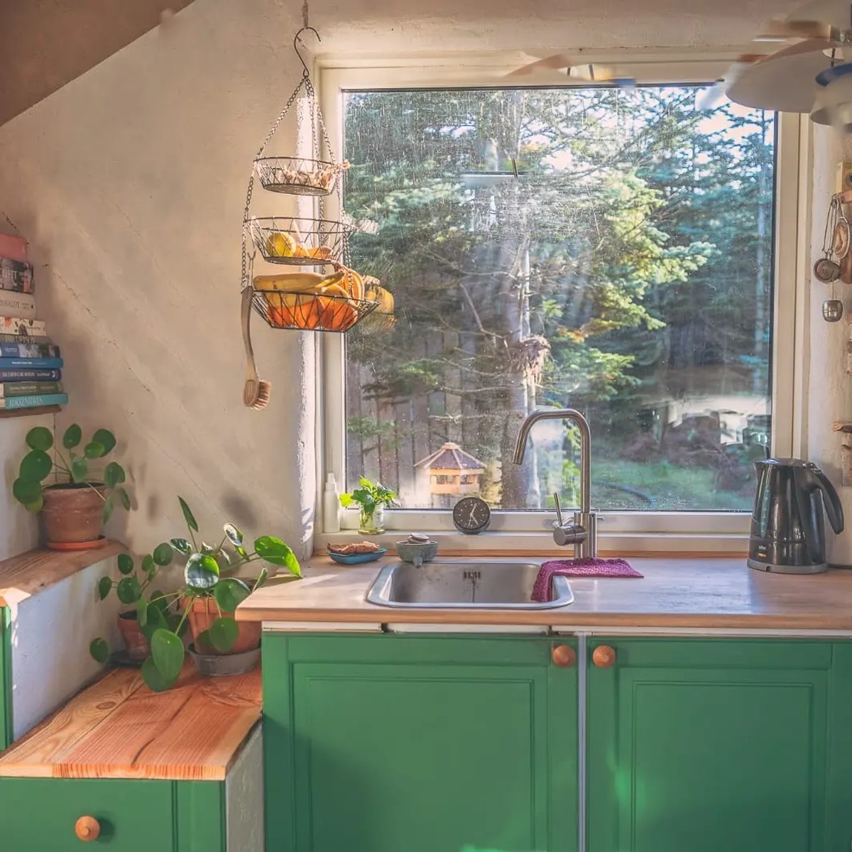 Ill. 5. De fleste funktioner i Peter og Maries tiny house er skræddersyet til huset, og der er tænkt i multifunktionalitet. Blandt andet fungerer køkkenmøblerne også som trappe op til hemsen. Foto: Peter Cox, venligst udlånt.