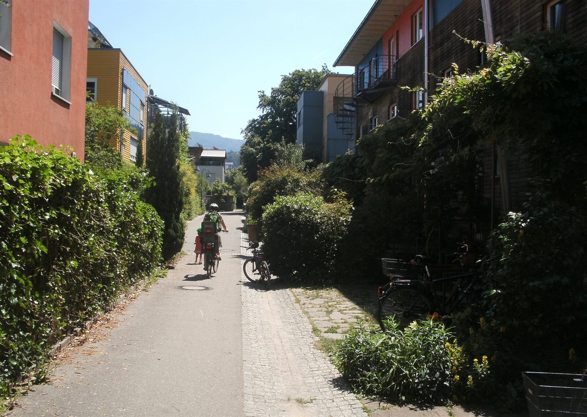 Ill. 3. Pathway connections through the middle of Vauban. Photo: Glen Koorey.