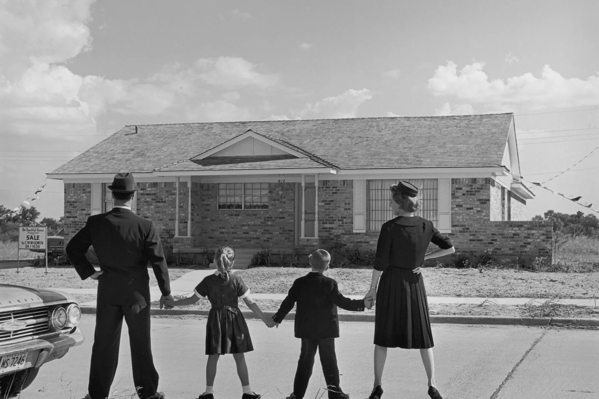 Ill. 1. Happy Homeowners during the 1940s housing boom in the U.S.