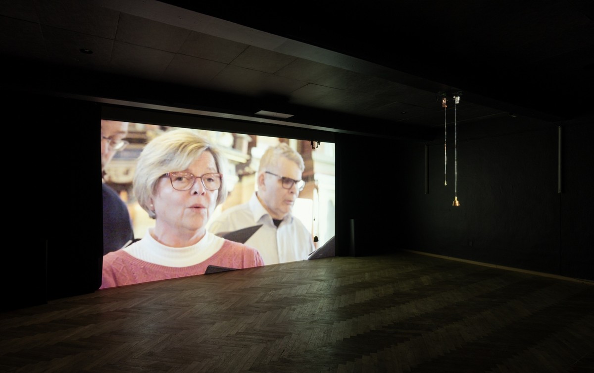 Ill. 3. Tyvlytteren/Eavesdropper af Maja Li Härdelin, 2023. Installation view, Afgang 2023, Kunsthal Charlottenborg. Foto af David Stjernholm