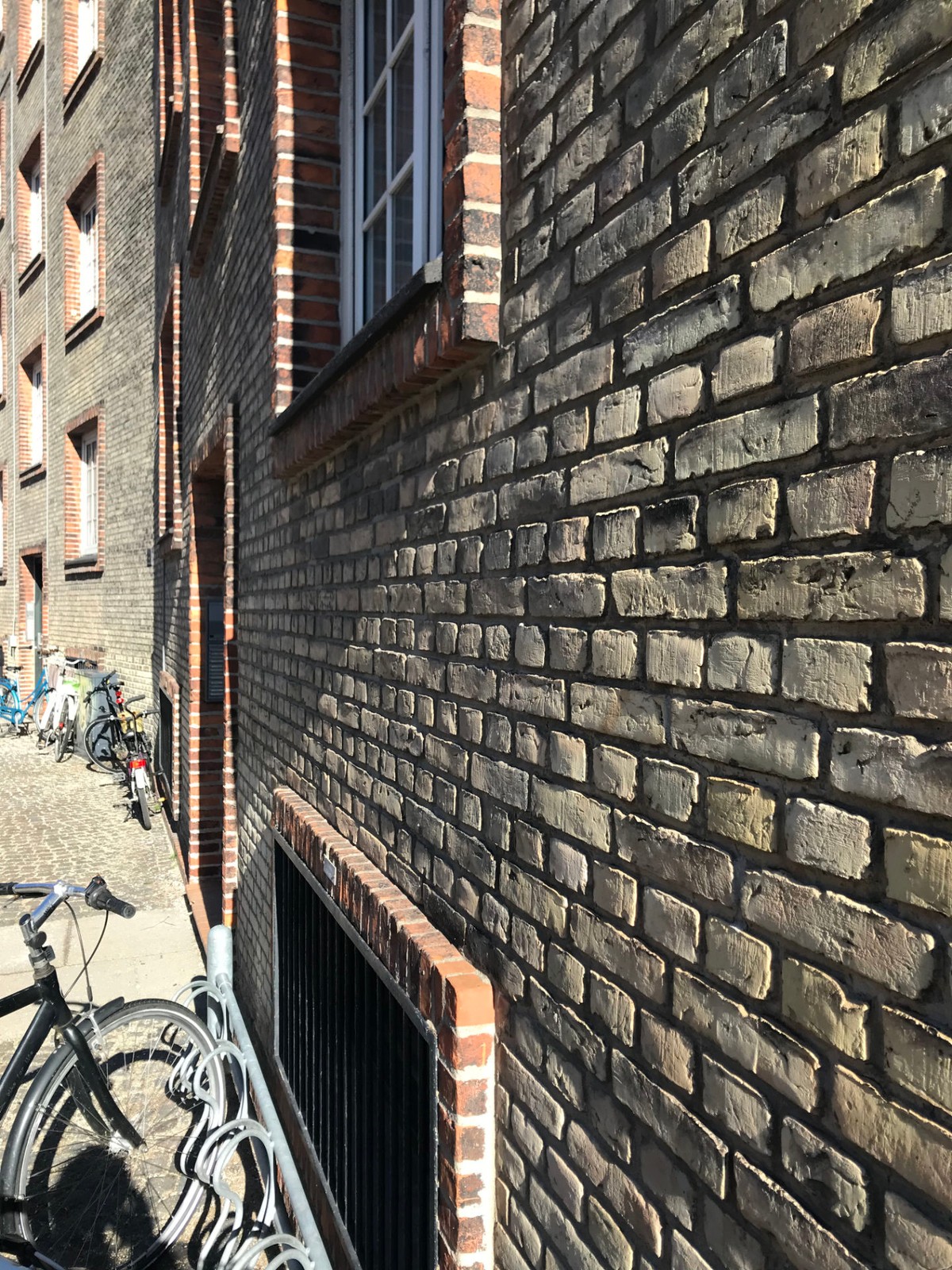Ill. 21. Kay Fisker’s array of ordinary materials and modest building elements was meticulously brought together in Gullfosshus, 1924-1927. Leifsgade, Islands Brygge, Copenhagen. Photo by the author.
