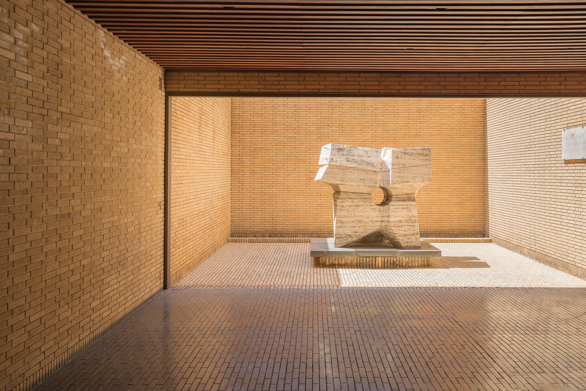 Ill. 8. The patio at the end of the entrance vestibule with the sculpture Aurora Septentrionalis by Søren Georg Jensen. Photo by Silvia Palmi, Panteon Magazine no. 4-5/Knowledge (Roma 2022).