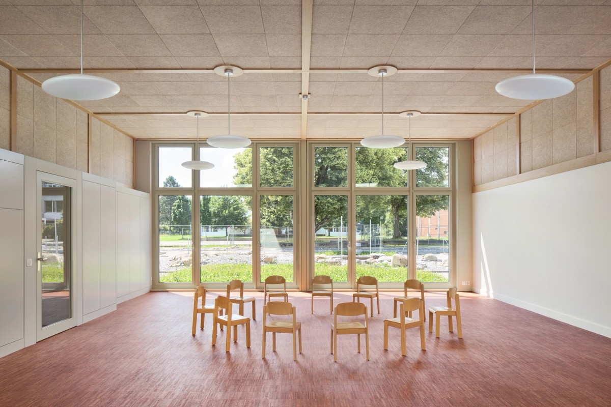 Ill. 3. Aita Flury Architekten, Kiga + FuSTA Aarau Rohr, Main Room. Conditioned by gravity physical space is experienced by man as asymmetrical. This produces the need to relate the two dimensions with each other, to catenate them together. Photo: Ralph Feiner