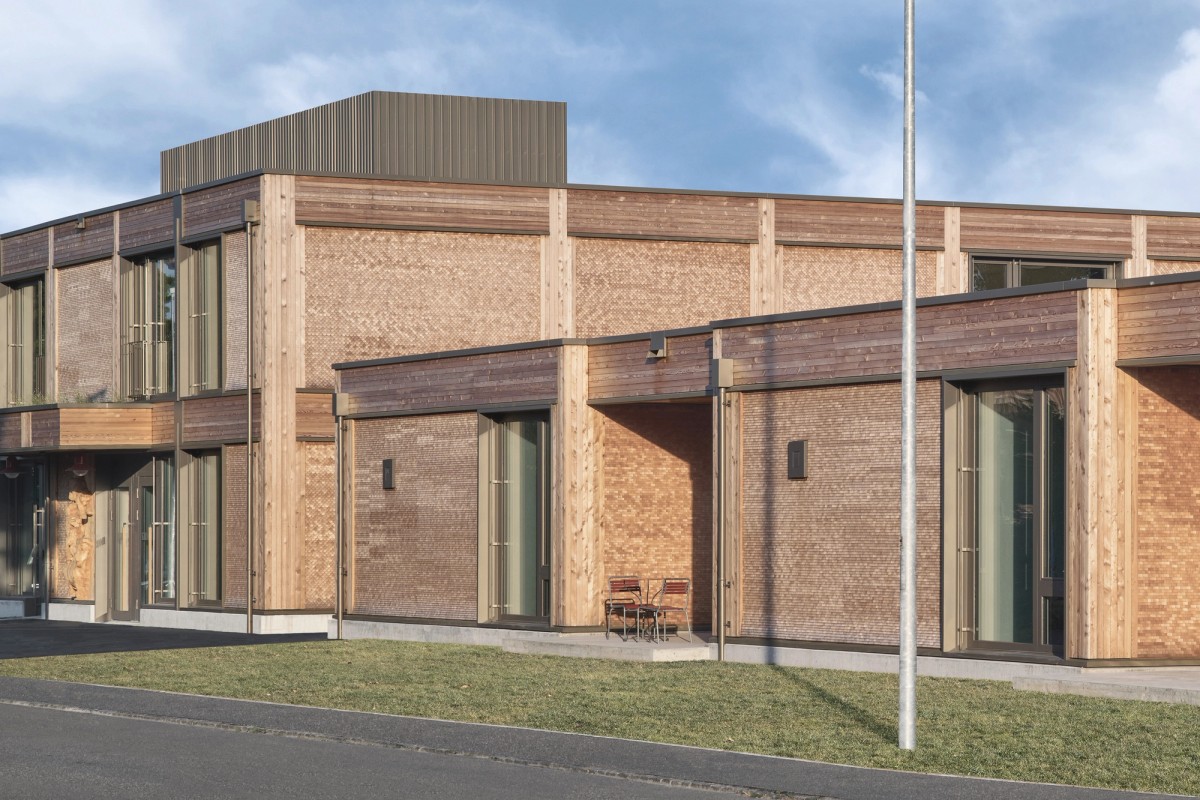 Ill. 1. Aita Flury Architekten, Kiga + FuSTA Aarau Rohr, north facade. A façade development interlocks itself in different ways with the existing built- and landscape orders while at the same time the premacy of the block is being kept. Photo: Ralph Feiner