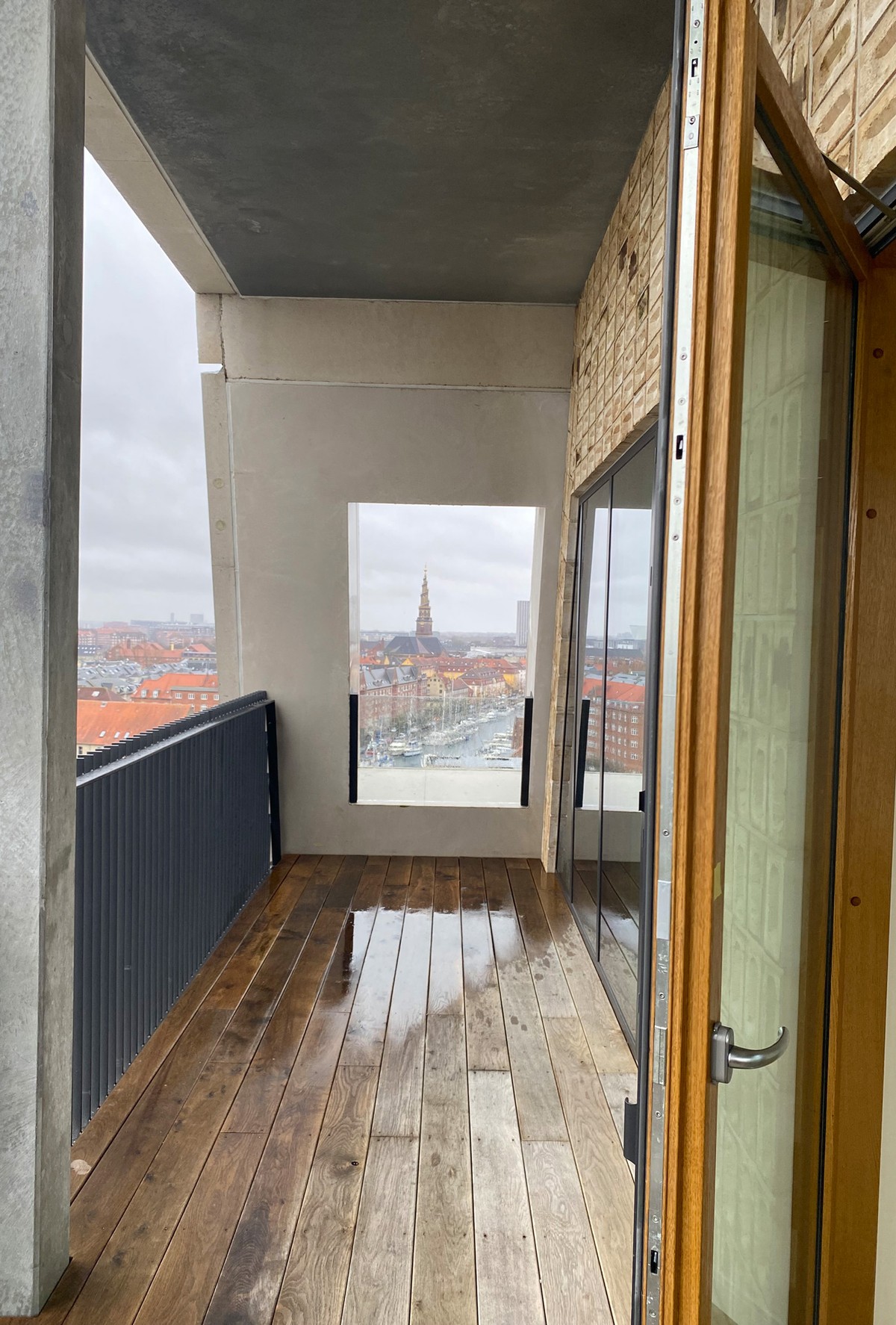Ill.7.: Balcony. Apartment: C1, Kongeporttårnet, second floor. Photos and illustrations by Filip Ivarsson.