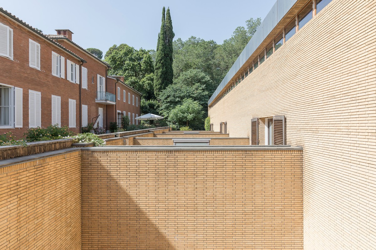 Ill. 11. The enfilade of the patios in the laboratory wing (platform, lower level), on the left the Swedish Institute of Classical Studies. Photo by Silvia Palmi, Panteon Magazine no. 4-5/Knowledge (Roma 2022).