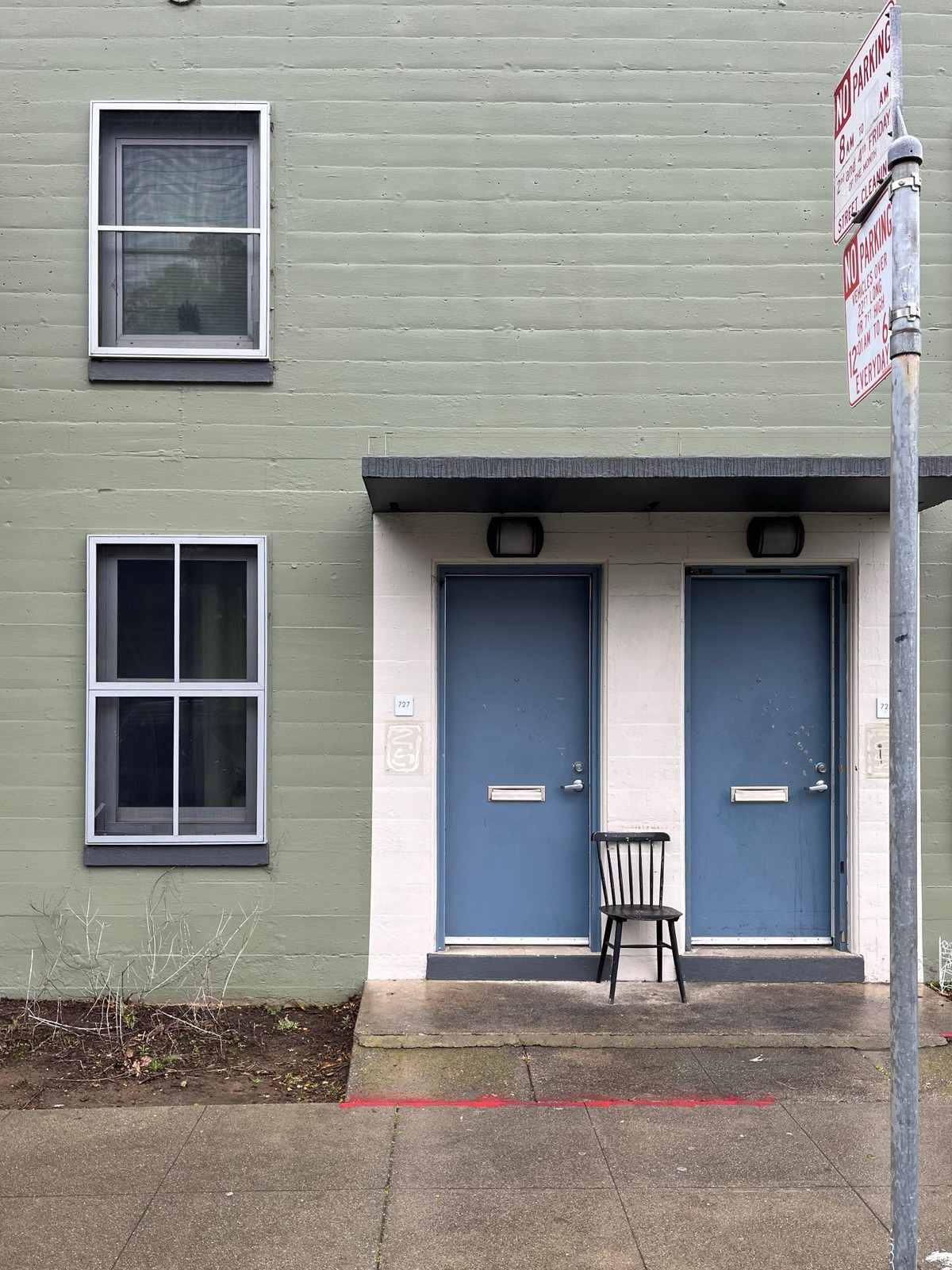 Ill. 9. Small-scale resident interventions: A front door chair. Photo: Frederik Braüner, 2024.