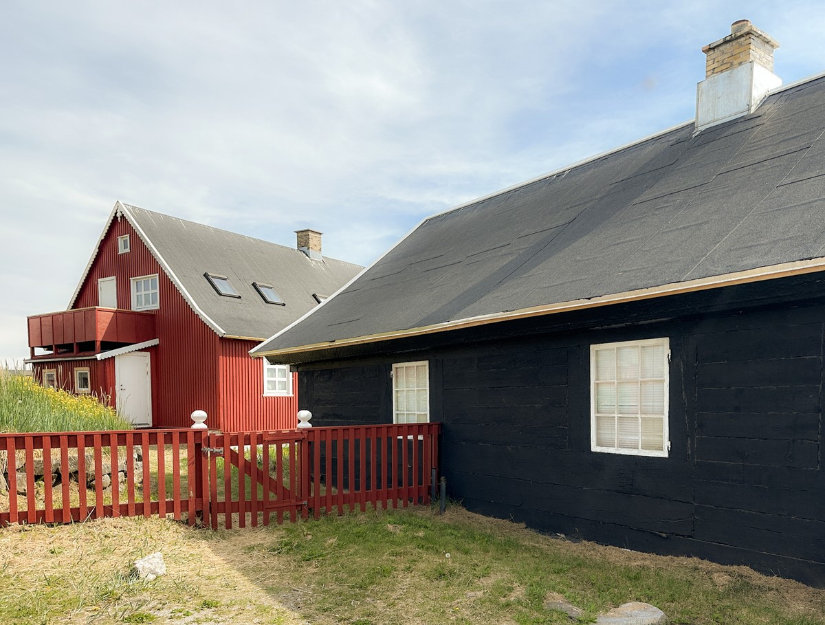 Ill. 4. Nanortalik museum - laftebygning tjæret sort og bræddebeklædning i falu-rød. Foto: Thomas Riis 2023