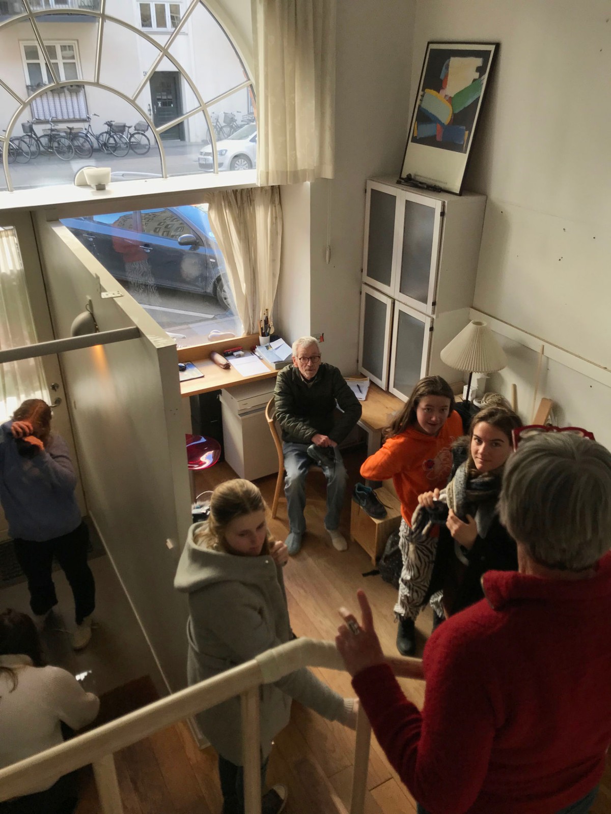 Ill. 19. GR4 | BK@CPH 2022-2023. Group visit to Ib Ferdinandsen, arkitekt MAA (who happened to be one of the designers of the 1947 Copenhagen Finger Plan), 28 March 2023, allowing us the view inside out to both street and collective courtyard of Gullfosshus, Kay Fisker, 1924-1927. Photo by the author.