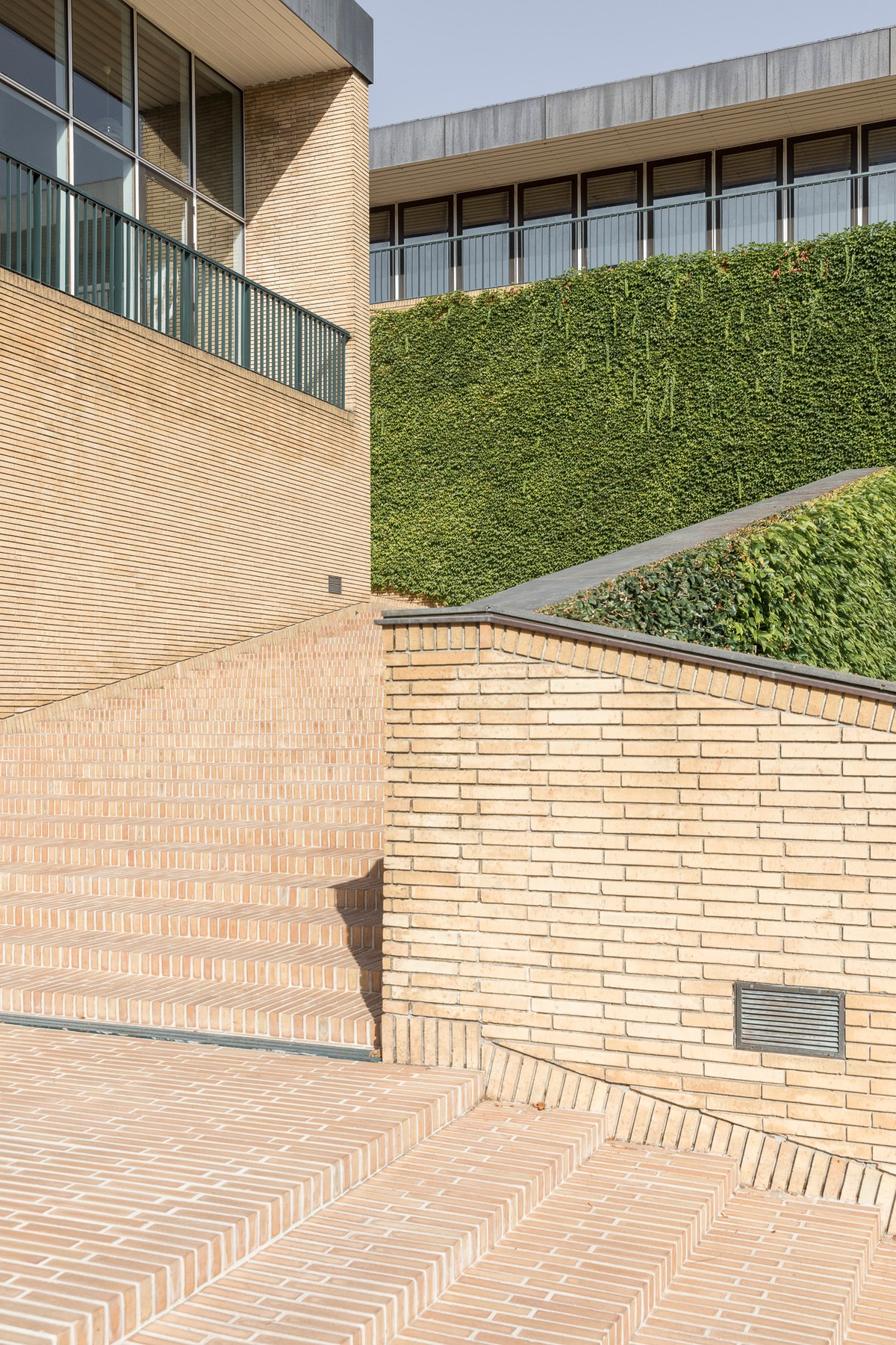 Ill. 6. The entrance stairway with the staggered volumes of the residential quarters (left) and the library block (right). Photo by Silvia Palmi, Panteon Magazine no. 4-5/Knowledge (Roma 2022).