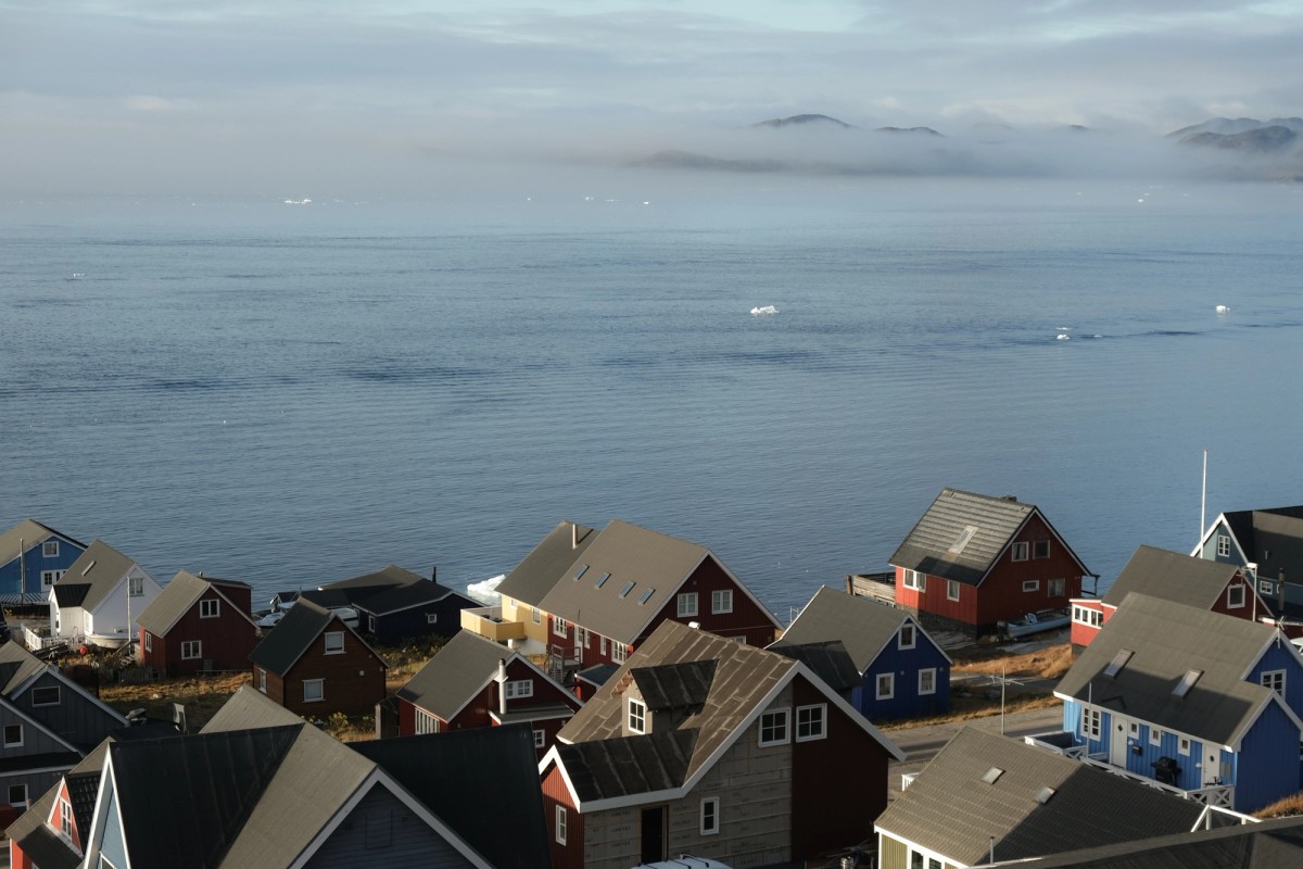 Ill. 5. Qaqortoq i Nuuk / Myggedalen. Område til genhusning af beboere fra Sardloq og Uummanaq i fjordsystemet ved Nuuk. Mange af de små huse er ombygget og udvidet. Foto: Thomas Riis 2025