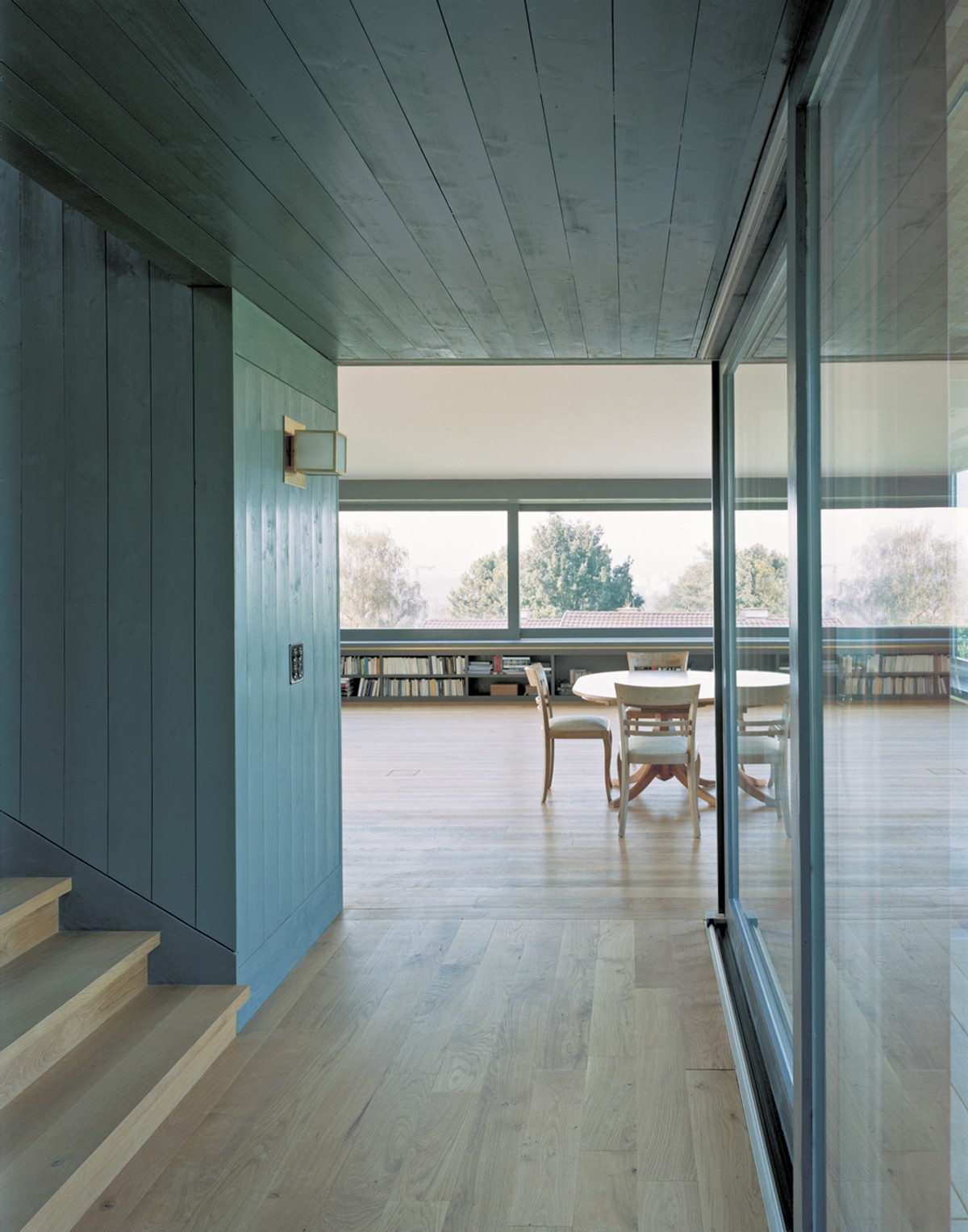 Ill. 8. Aita Flury Architekten, House Biene Weinfelden, staircase. The dark staircase-tower – like a solid pillar - gives hold to the entity of the space-structure with its big cells and the ambivalent thin shingle façade, it brings solidity. Photo: Jürg Zimmermann