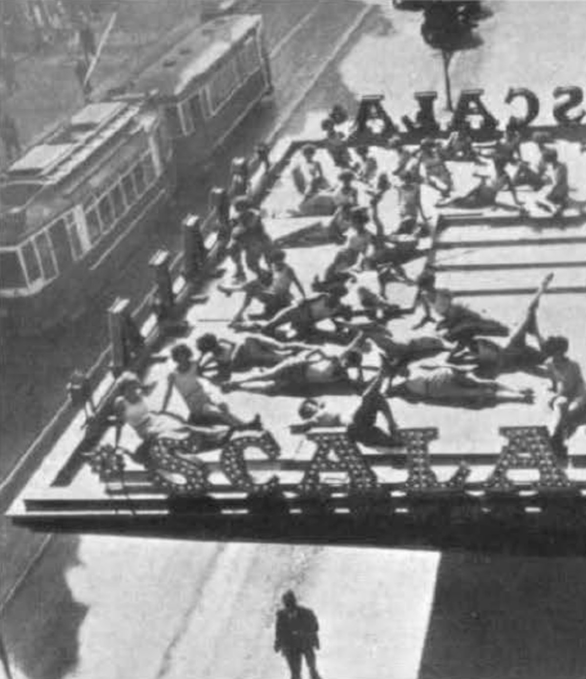Ill. 3. “Cantilevered roof for sunbathing,” in László Moholy-Nagy, Von Material zu Architektur (1929), 224. Photograph shows the appropriation of the entry canopy of the Scala Theater in Berlin as a raised terrace for performers to relax, just above the city’s traffic, c. 1925.