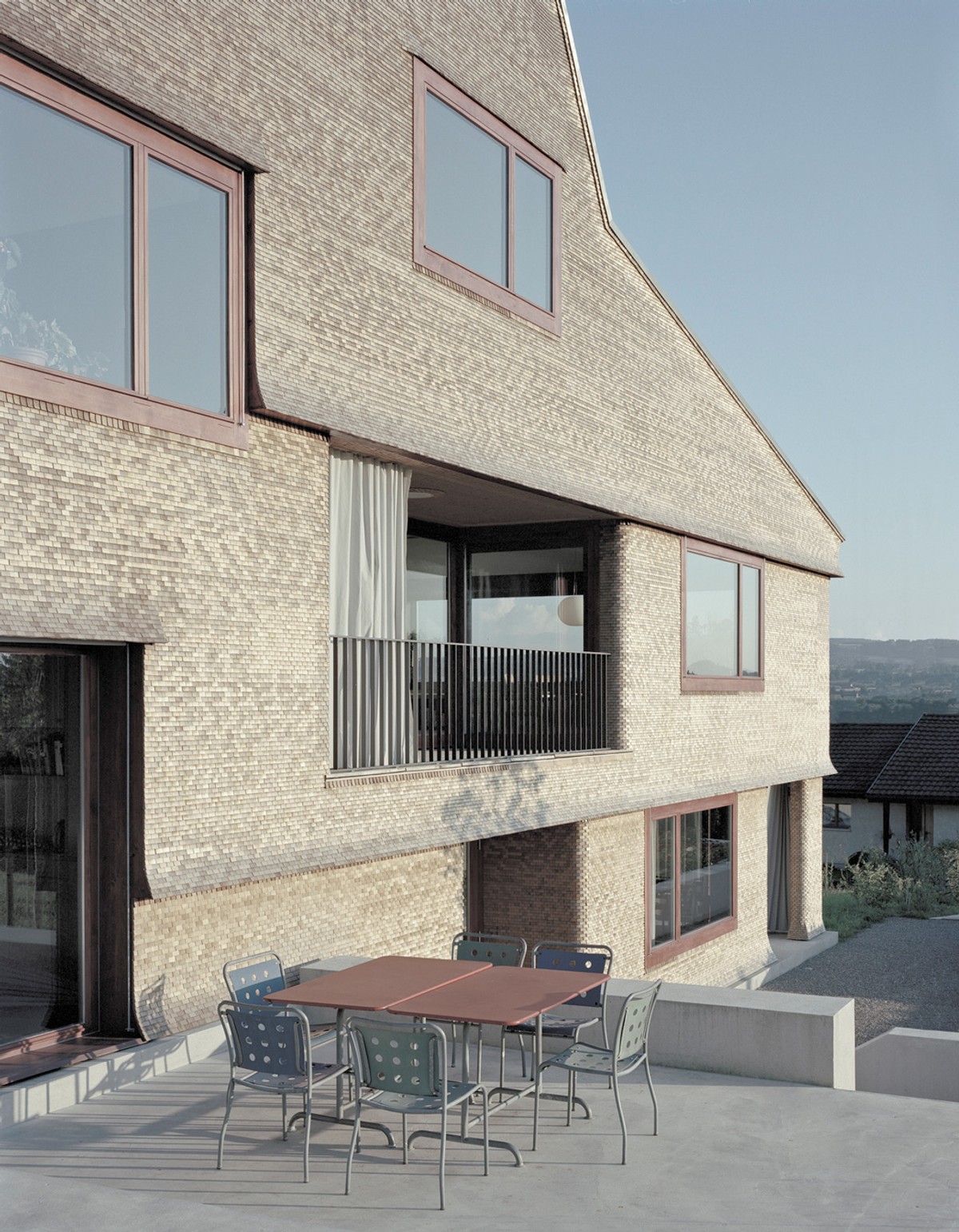 Ill. 7. House Biene, Weinfelden. The horizontal and vertical transition areas are visually stabilized by the swinging convex/concave façade. Despite the thin skin plasticity emerges by these instruments and again the structure appears as set under inner tension. Photo: Jürg Zimmermann
