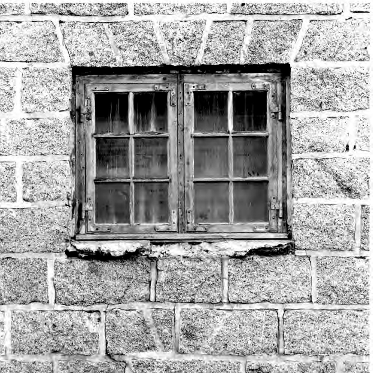 Ill. 9: Stone detail of Pakhus B 64, student photo from "Fotoregistrering af Pakhusene B 64 of B 65 i Qaqortoq Kommune" (Arkitektskolen i Aarhus, August 1989).