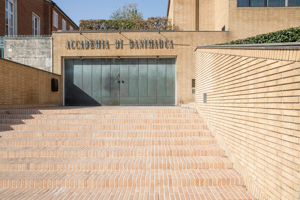Ill. 1. The entrance stairway to the Danish Academy, with the metal doors and the peculiar lettering. Photo by Silvia Palmi, Panteon Magazine no. 4-5/Knowledge (Roma 2022).