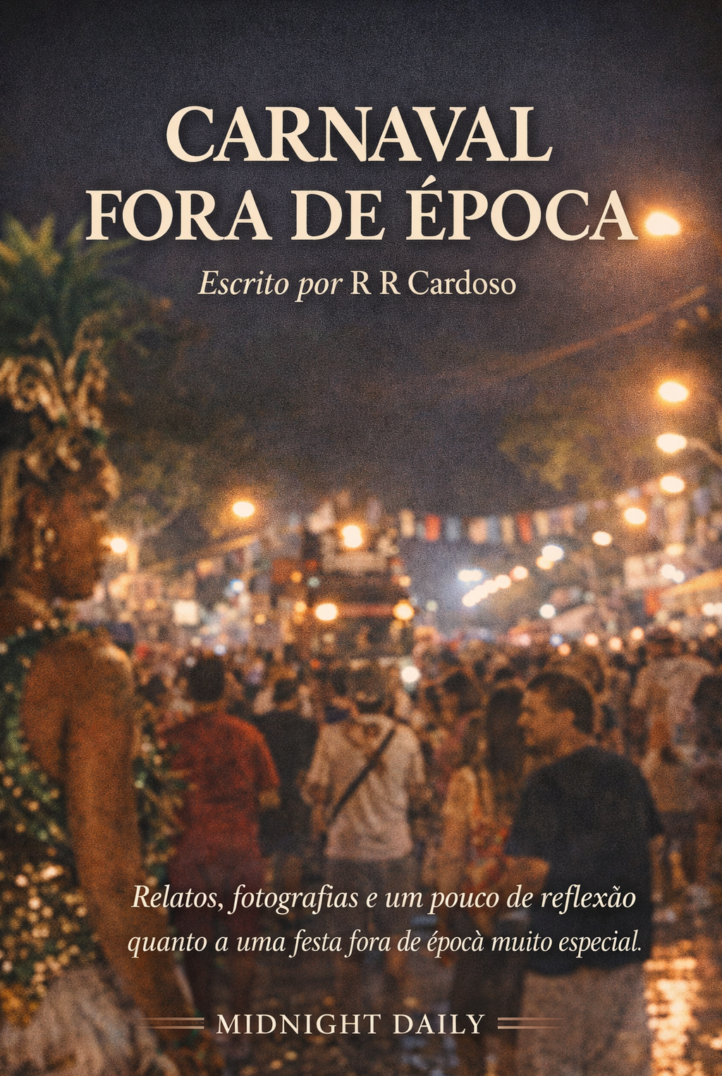 Rua movimentada à noite durante o Carnaval Fora de Época.
