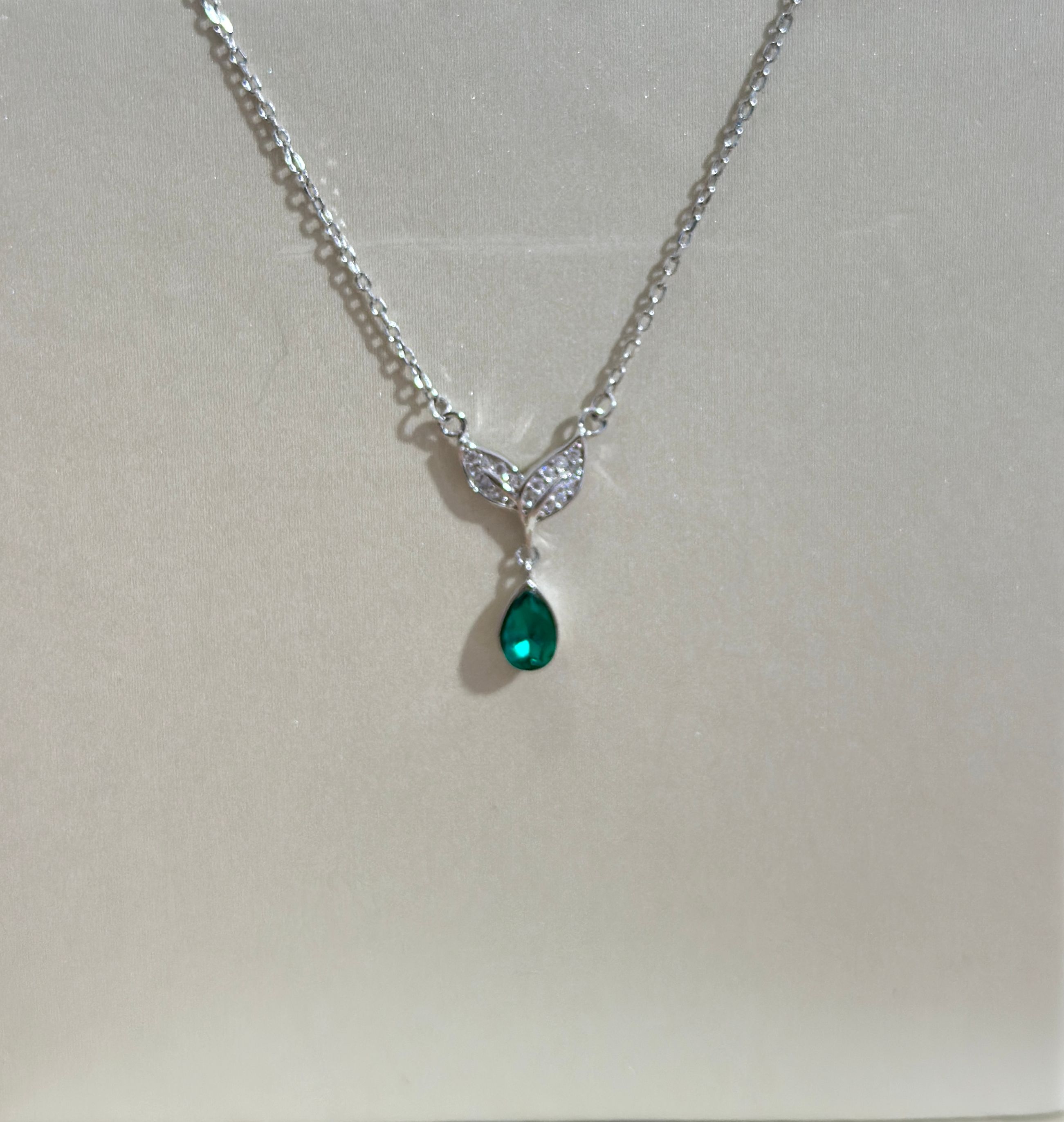 Cadena de plata 925 con dije esmeralda - Código K588