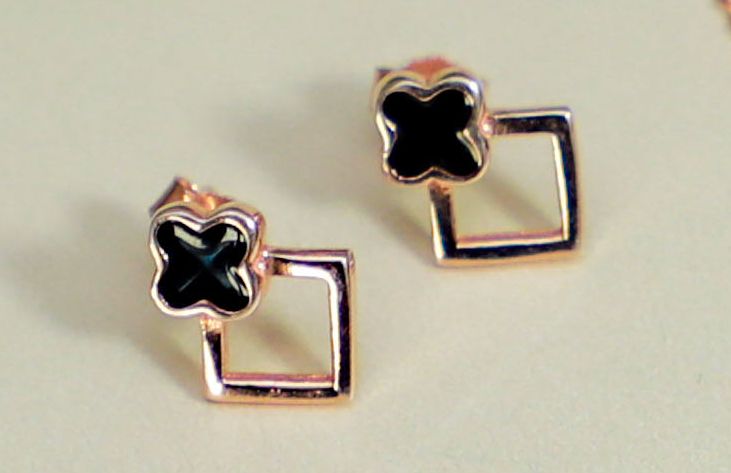 Aro de plata 925 con flor esmaltado negro - Código K686