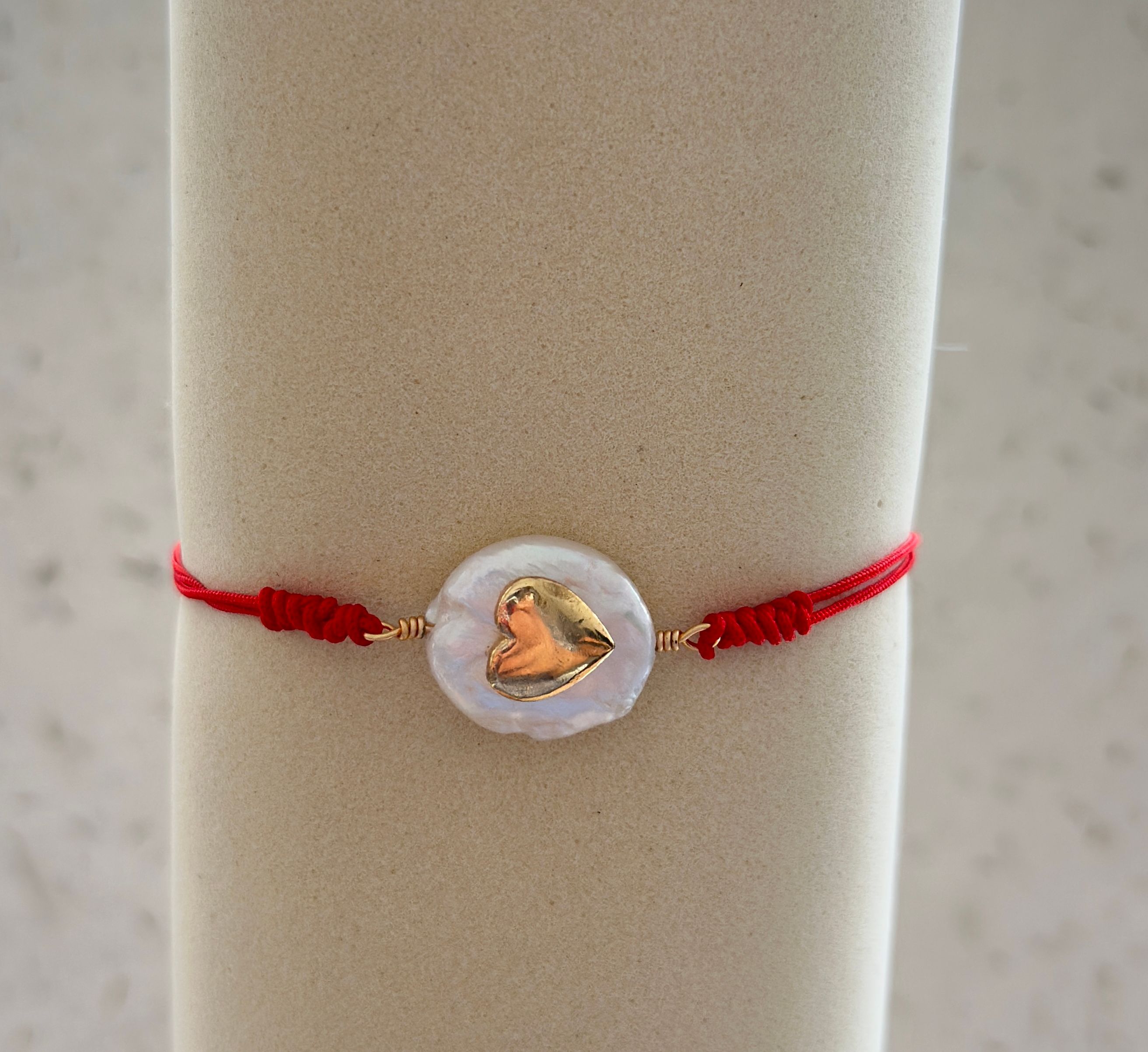 Pulsera hilo con dije de acero enchapado  - Código K605