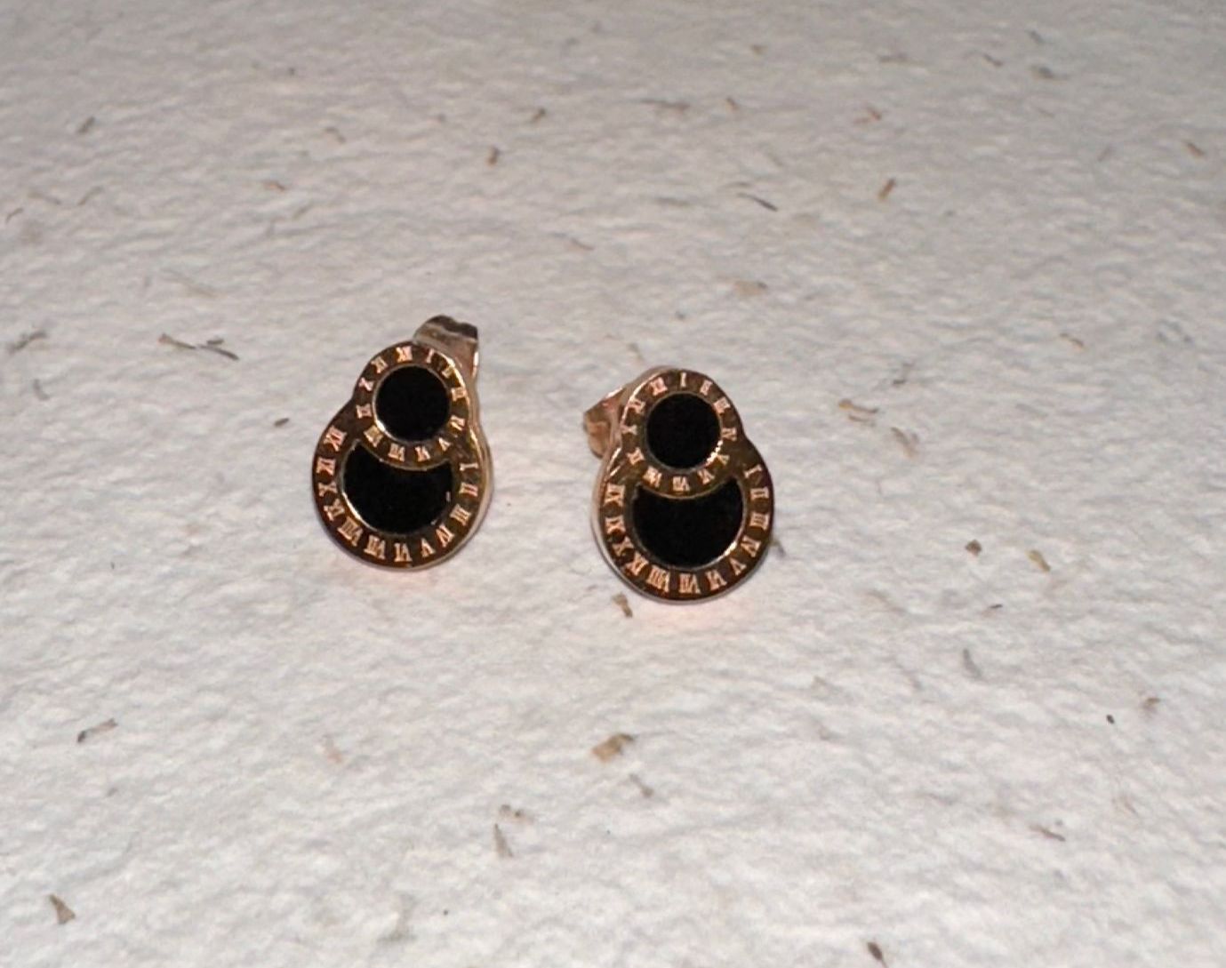 Aro acero enchapado en oro rosa con onix - Código K136