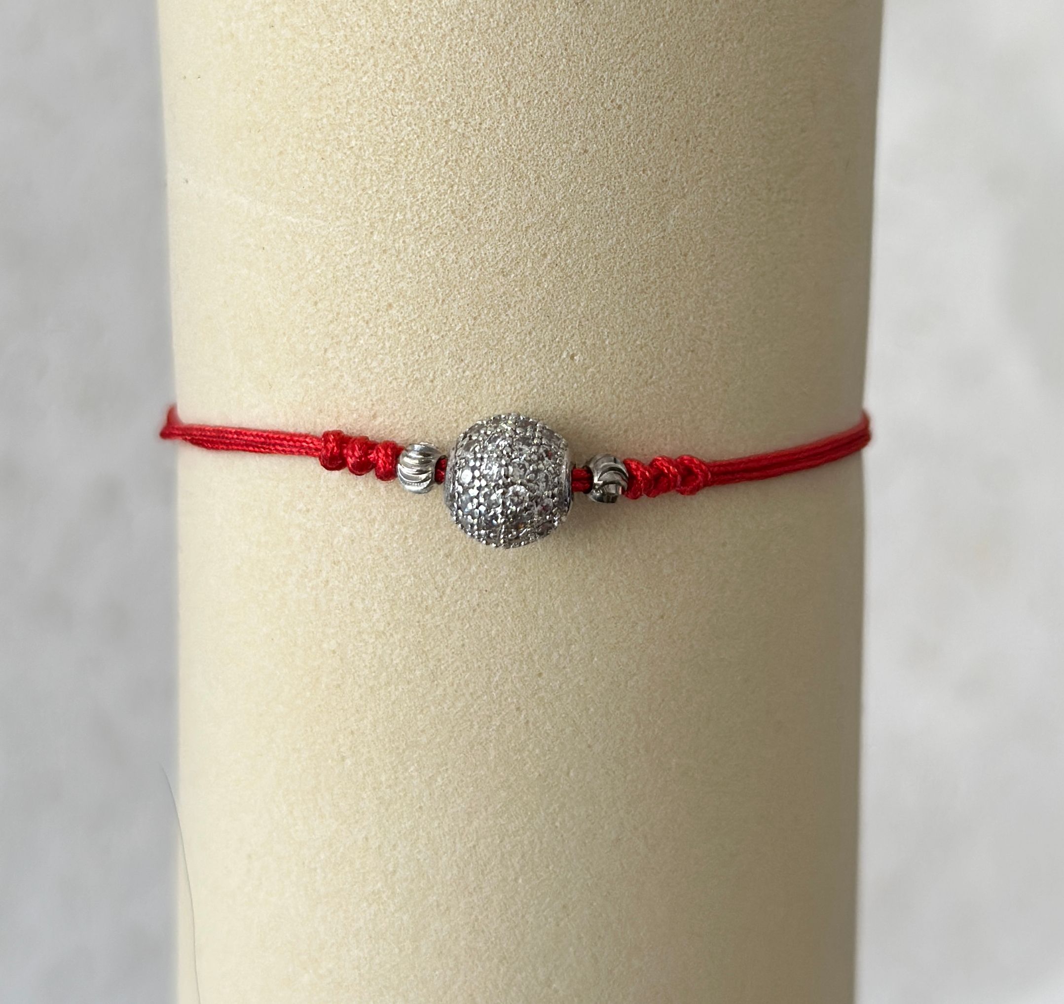 Pulsera hilo con mundito y circones - Código K605