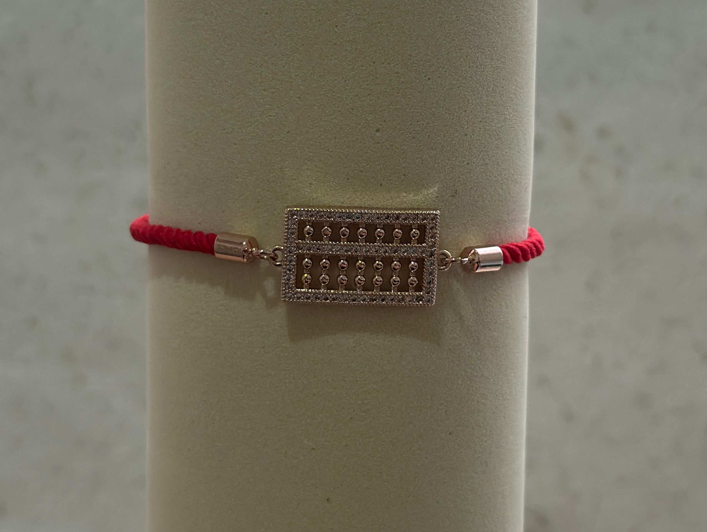 Pulsera hilo rojo con dije enchapado en oro   - Código K603