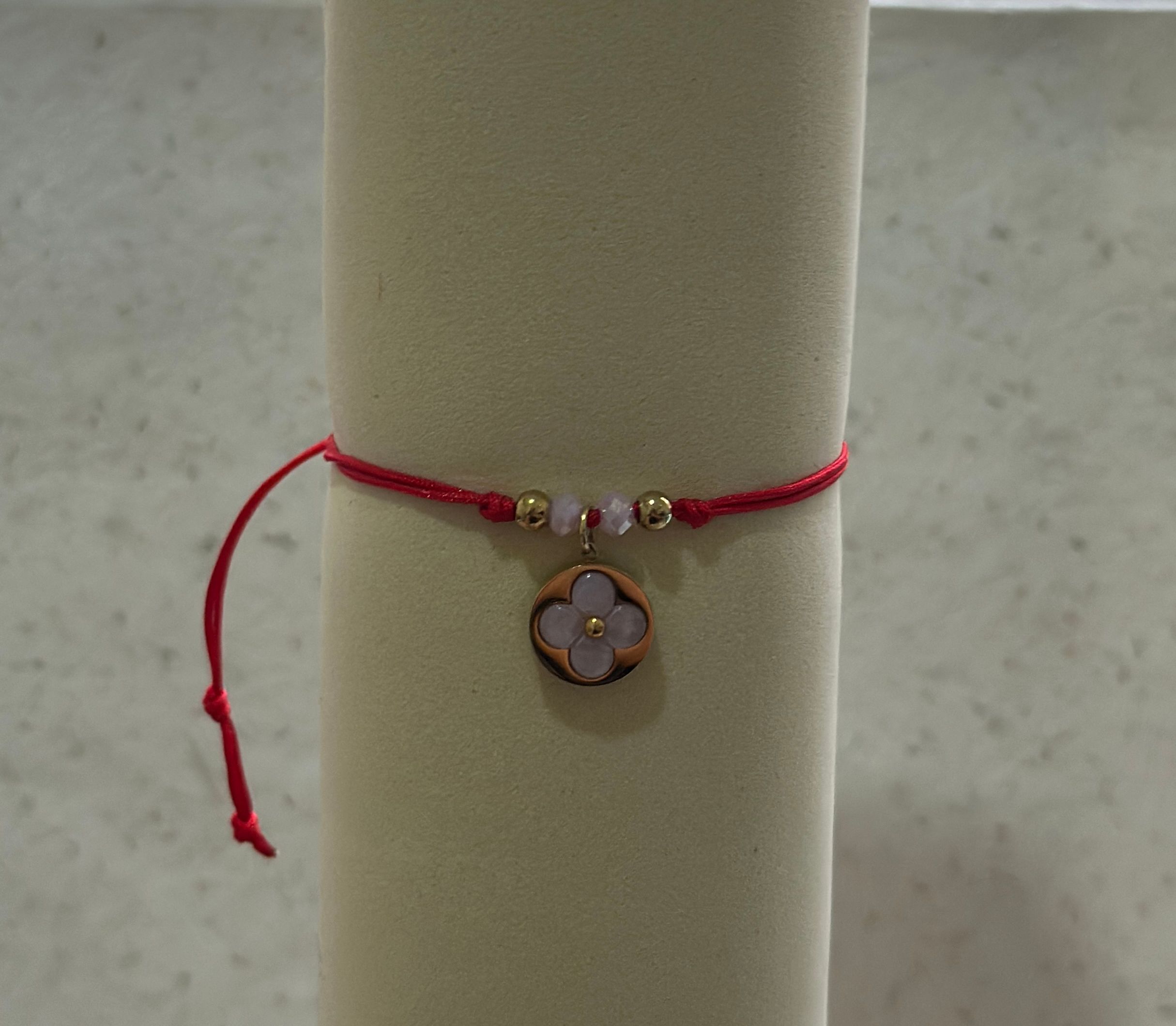 Pulsera hilo con dije de acero enchapado  - Código K605