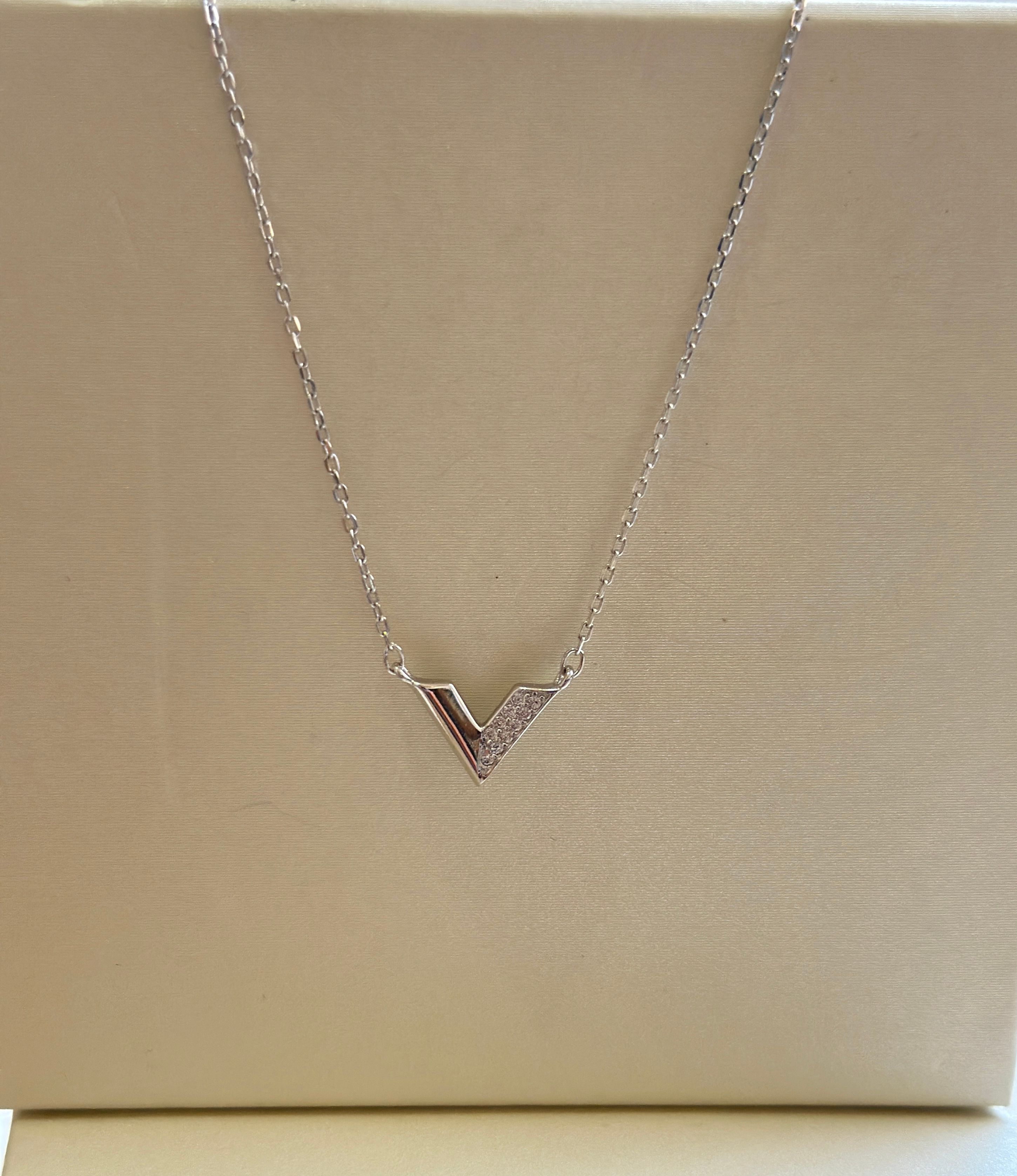 Cadena de plata 925 con dije V y circones rodinados - Código K306