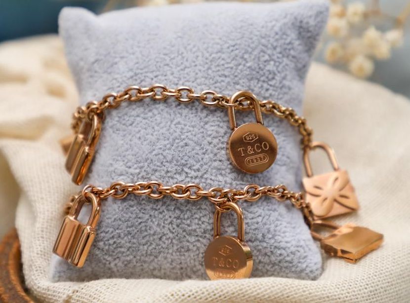 Pulsera de acero con dijes enchapado oro rosa - Código K096