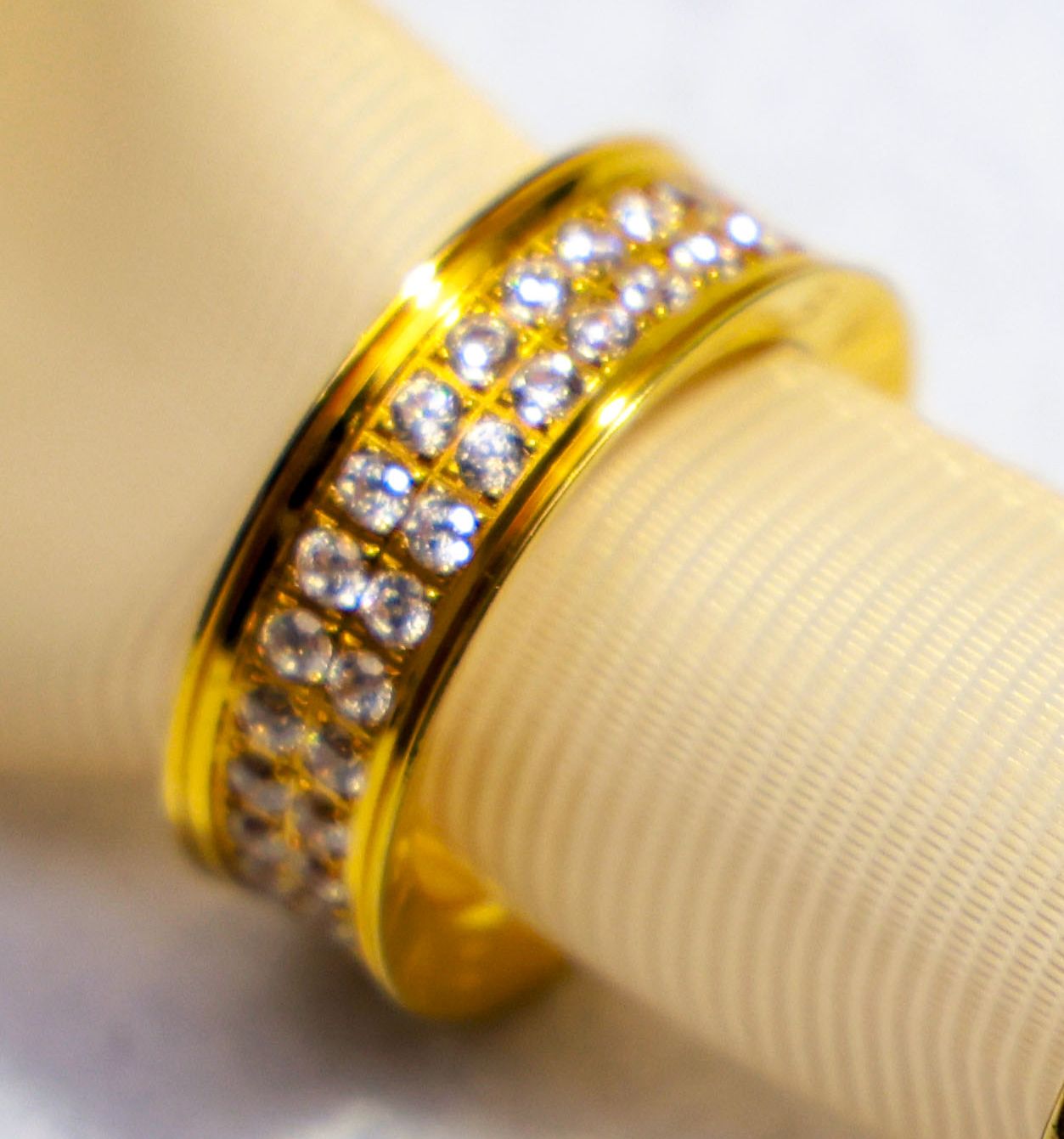 Anillo de acero enchapado en oro con circones - Código K680