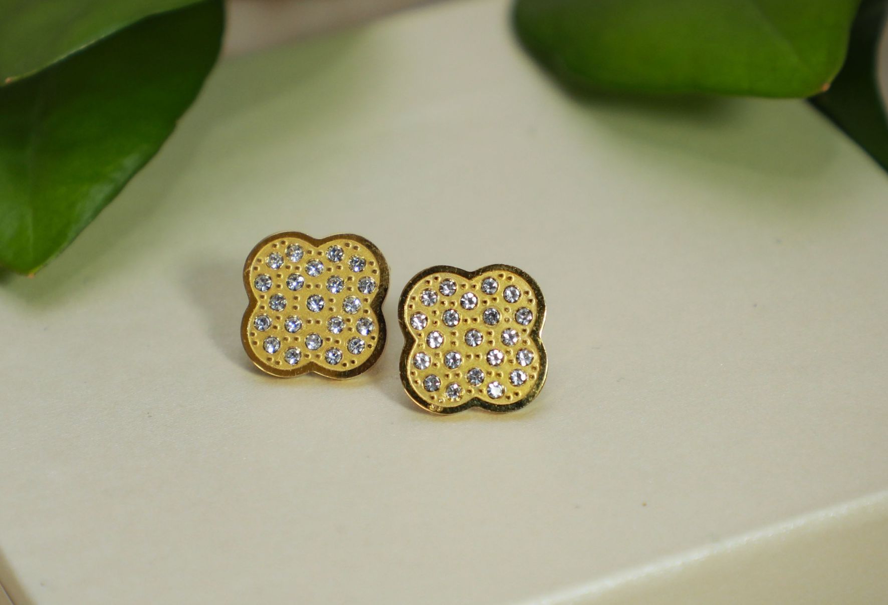 Aro acero enchapado en oro con circones - Código K696