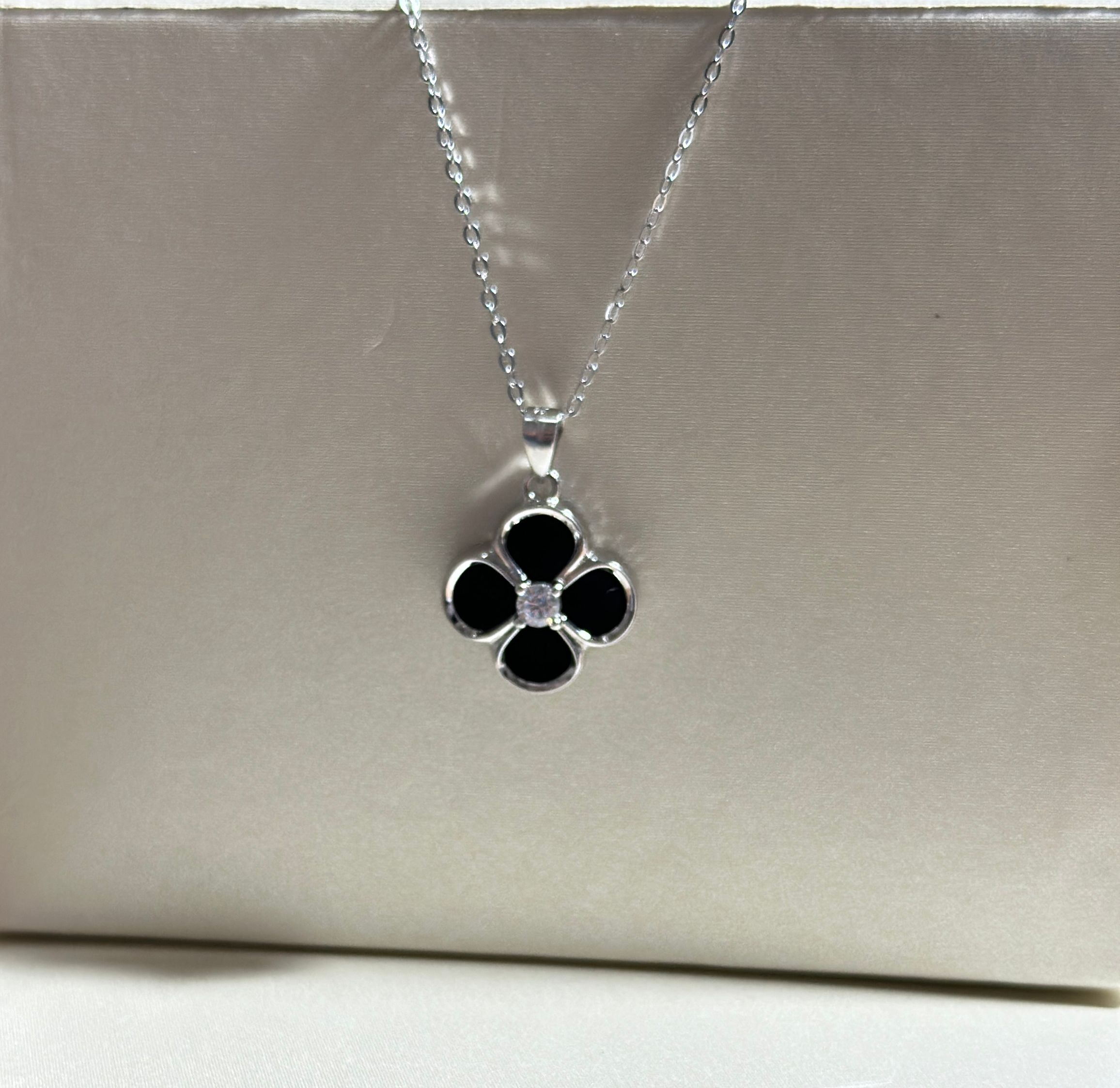 Cadena de plata 925 con dije flor negra - Código K310