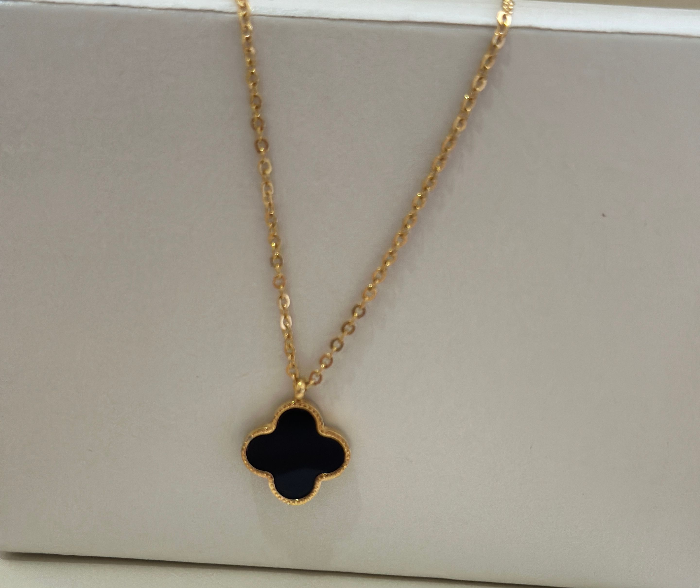 Cadena de acero con dije flor negra - Código K593