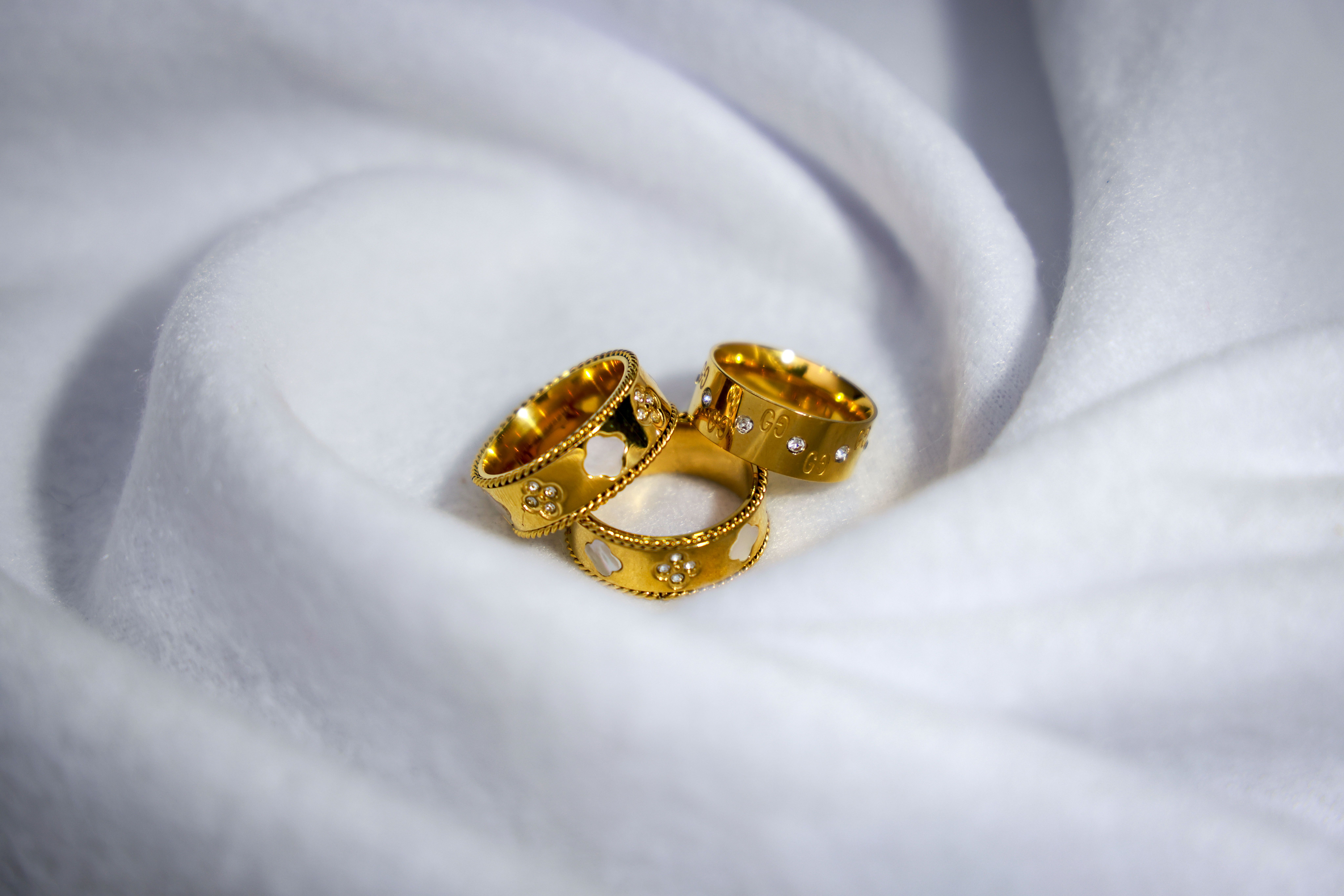 Anillo dorado con piedras - Código 45615
