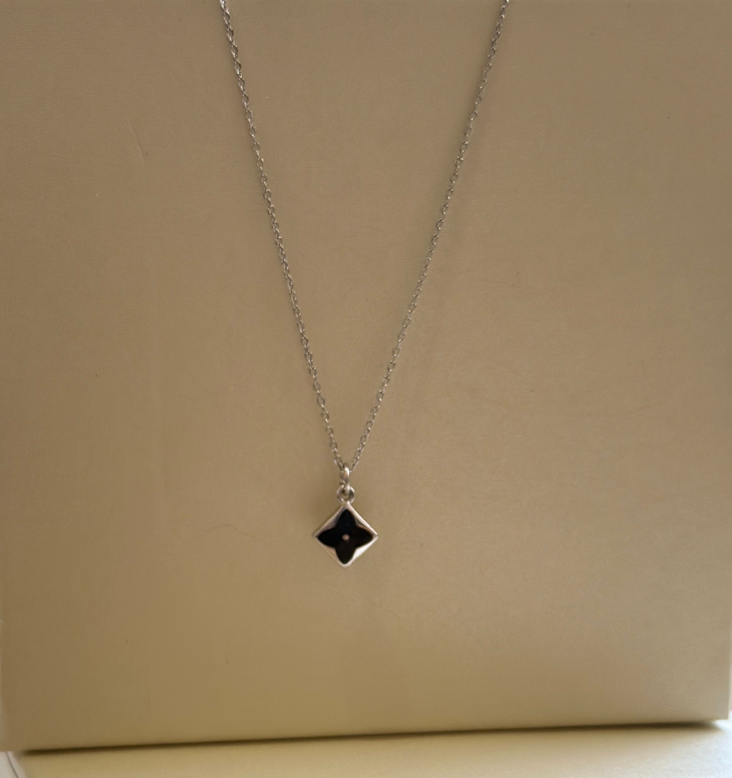 Cadena de plata 925 con dije flor negro  - Código K560