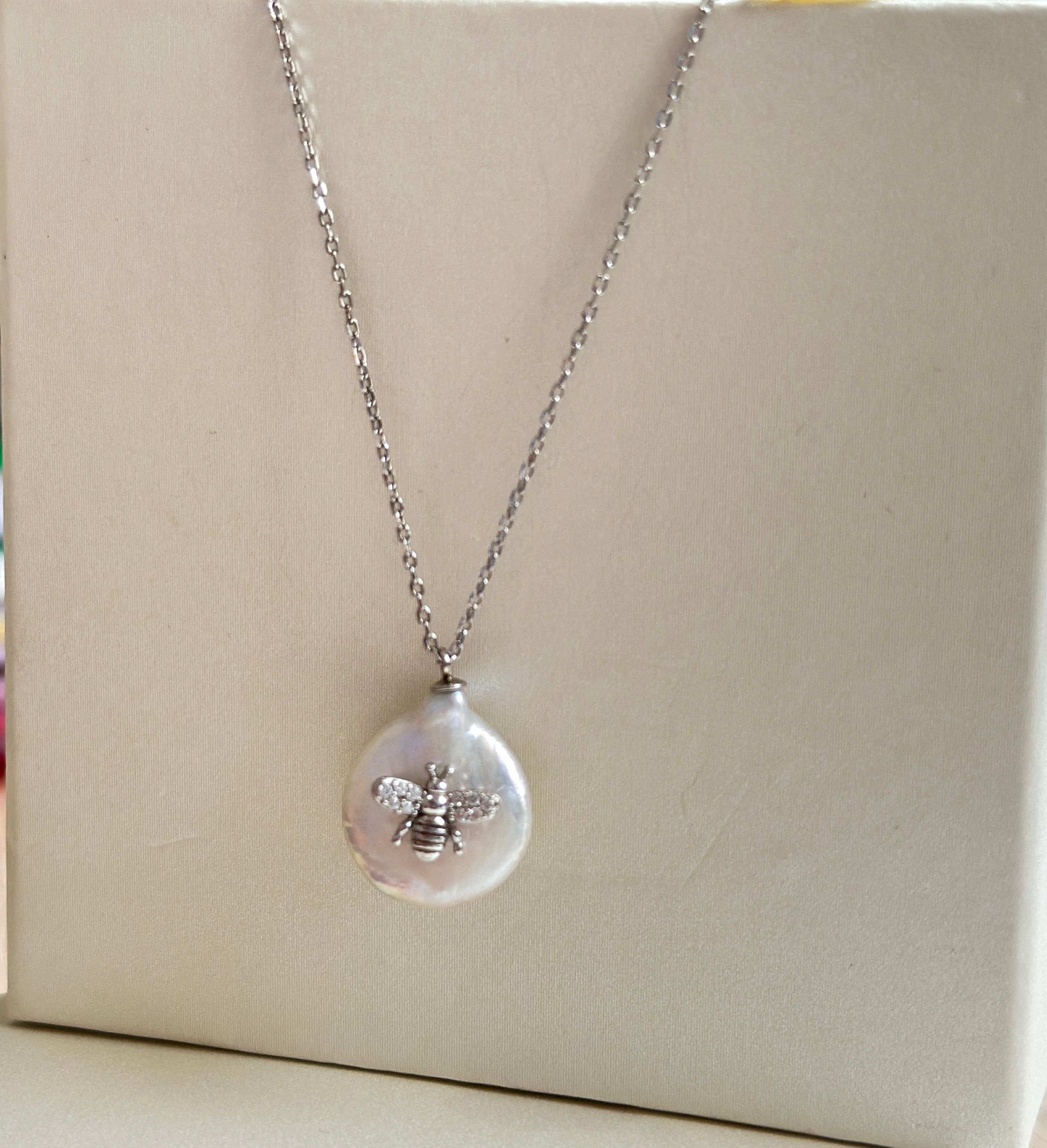 Cadena de plata rodinada 925 con nacar y abejita - Código K313