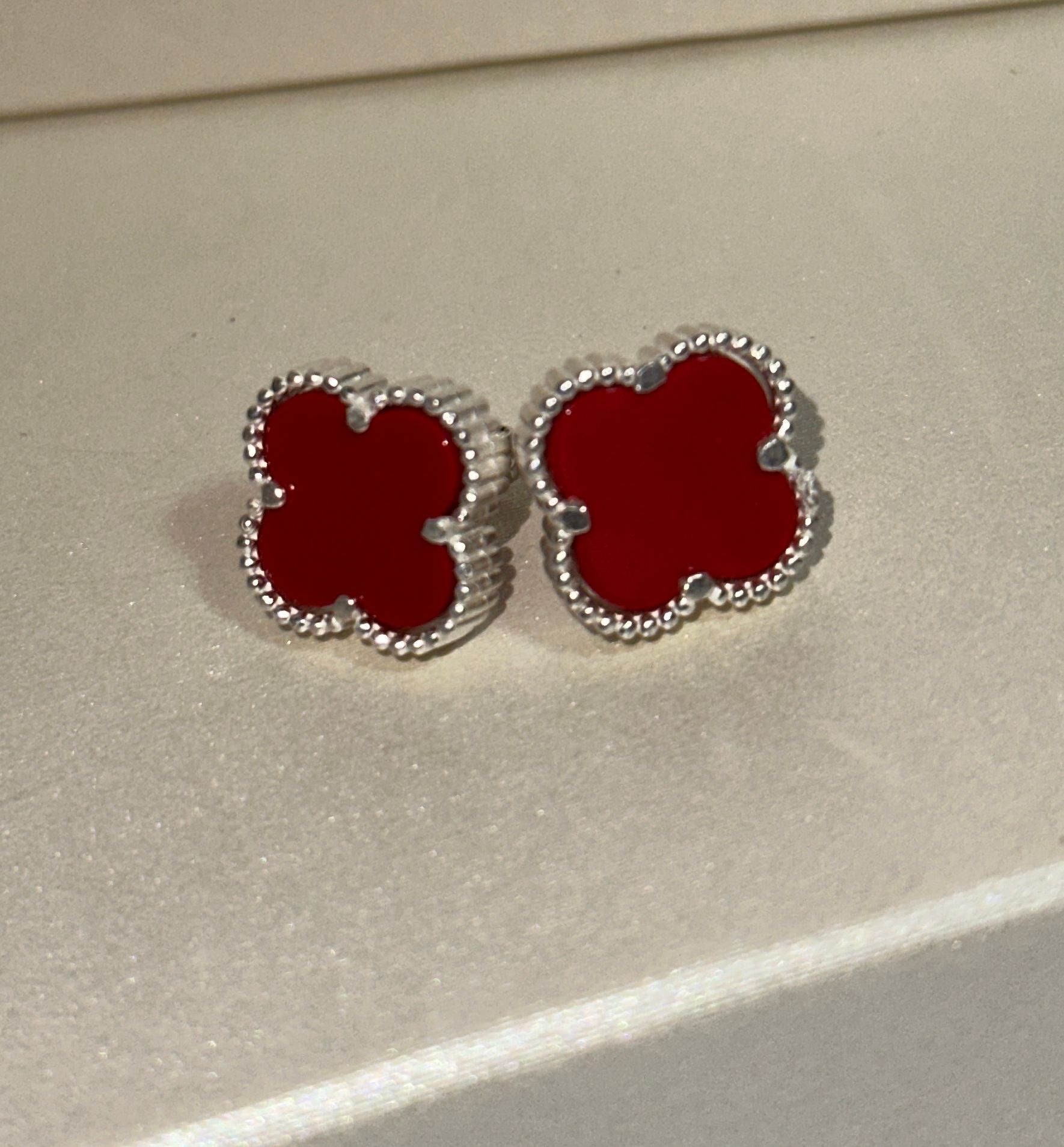 Aro plata flor rojo - Código K463