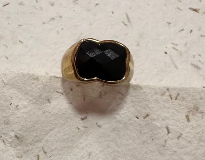Anillo de acero enchapado en oro con piedra negra - Código K654