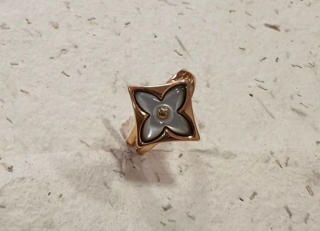 Anillo con flor enchapado en oro - Código K681