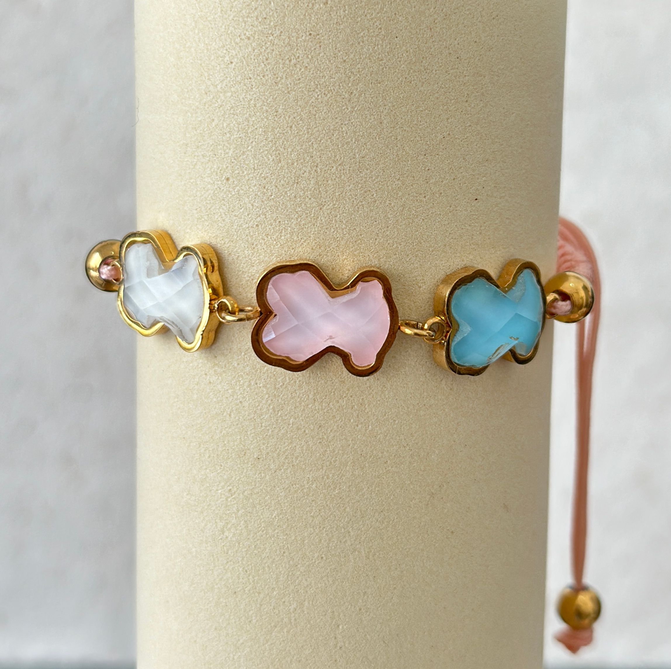 Pulsera de hilo rosa con dijes de colores osos - Código K615