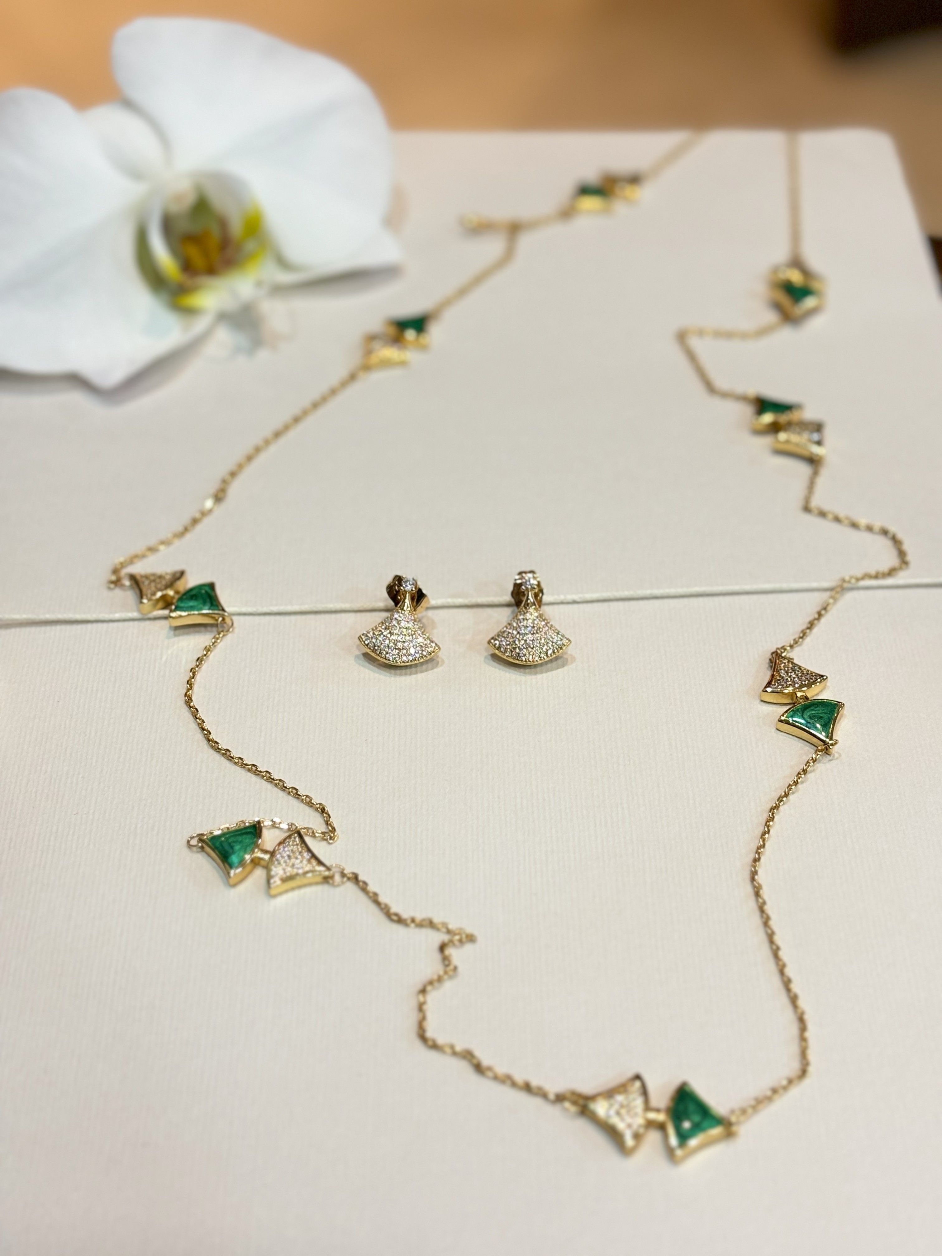 Cadena de acero largo con circones esmaltado en verde - Código K426