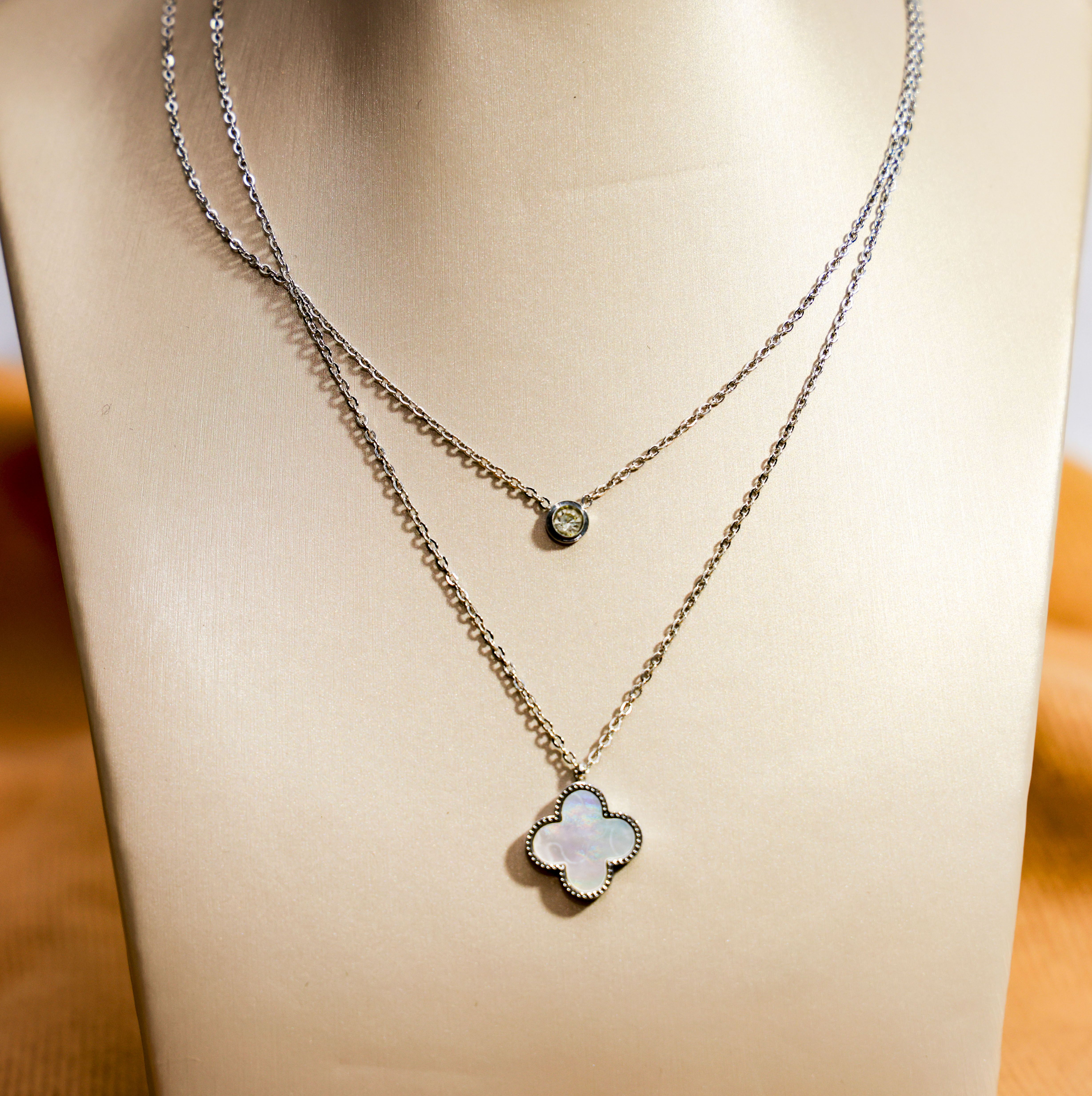 Cadena de acero con circon y flor con nacar  - Código K429