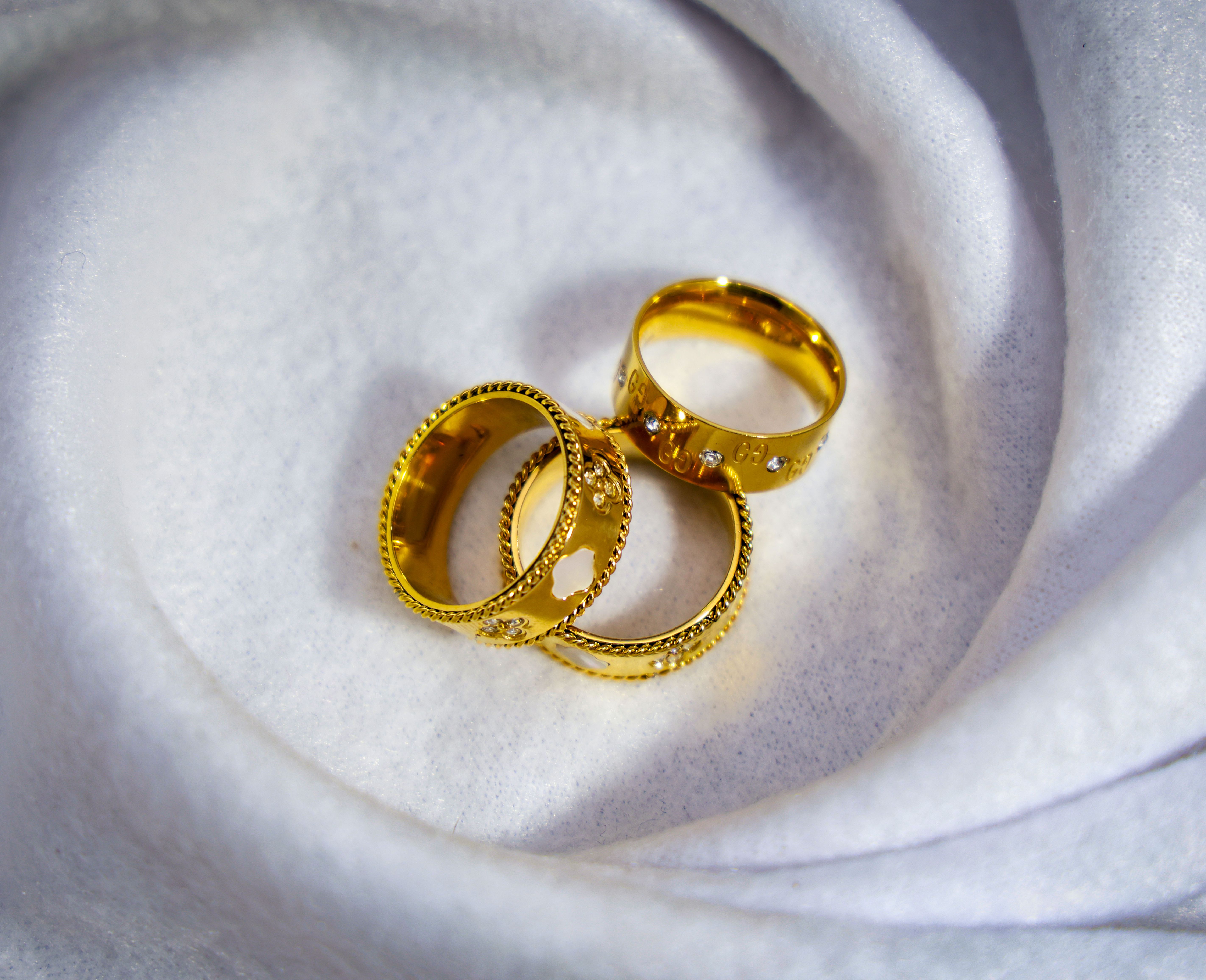 Anillo enchapado en oro con circones - Código K675