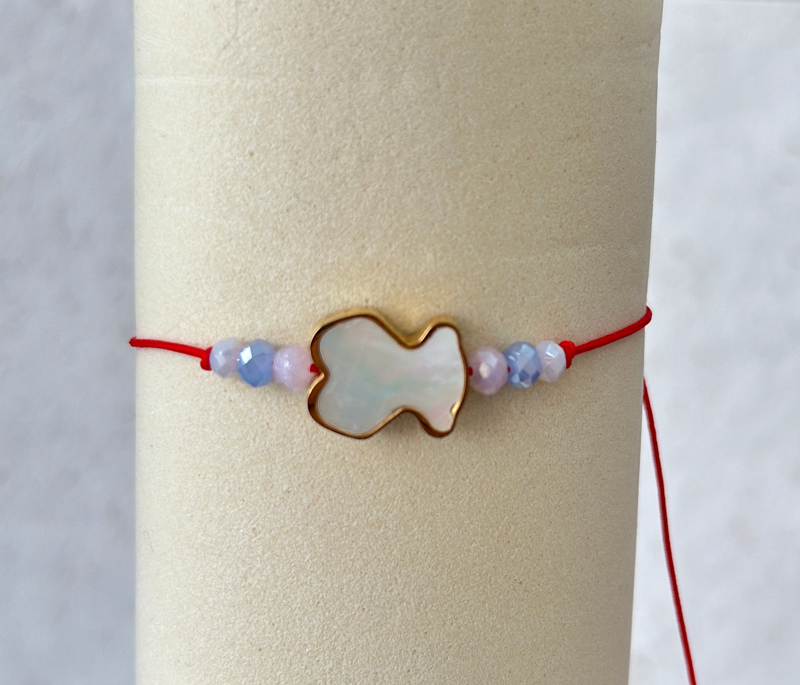 Pulsera de hilo rojo con oso nacar de acero enchapado  - Código K701
