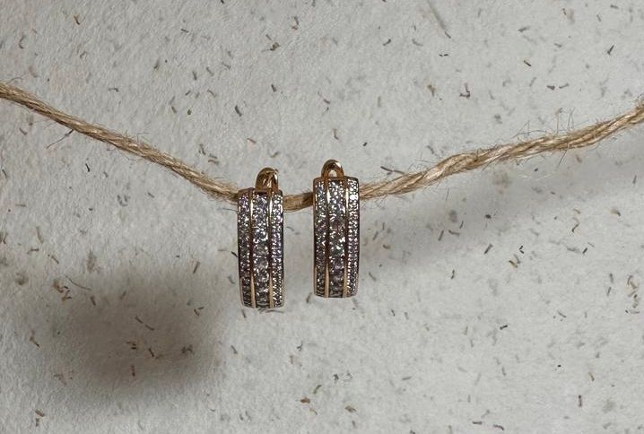 Argolla acero enchapado y rodinado con circones - Código K148